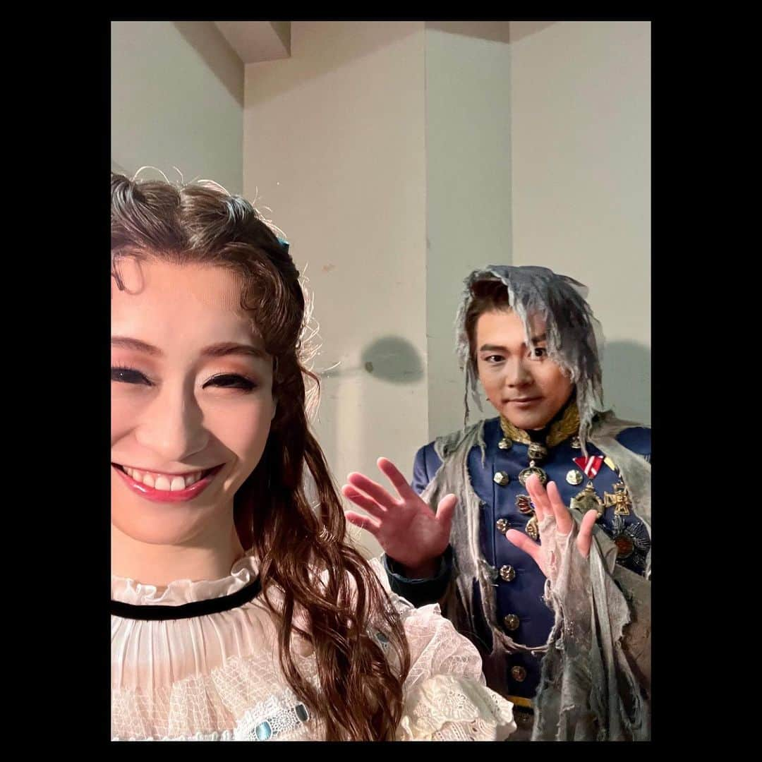 愛希れいかさんのインスタグラム写真 - (愛希れいかInstagram)「シュガンツ様とも お写真撮って頂きました😊  2020年の時は、一緒に舞台に立てなかったので…ミュージカル初共演のシュガーさん！！！  ほんとーにおもしろい方で👏 たくさん笑わせてもらっています😂 ありがとうございます😭😭😭  エリザベートを生きた後は、色んなものを吸い取られてふにゃふにゃですが… 素敵なキャストとスタッフの皆様のおかげで本当に楽しく過ごせています🙏  #エリザベート #フランツ #佐藤隆紀 さん」1月3日 20時14分 - manakireika_official