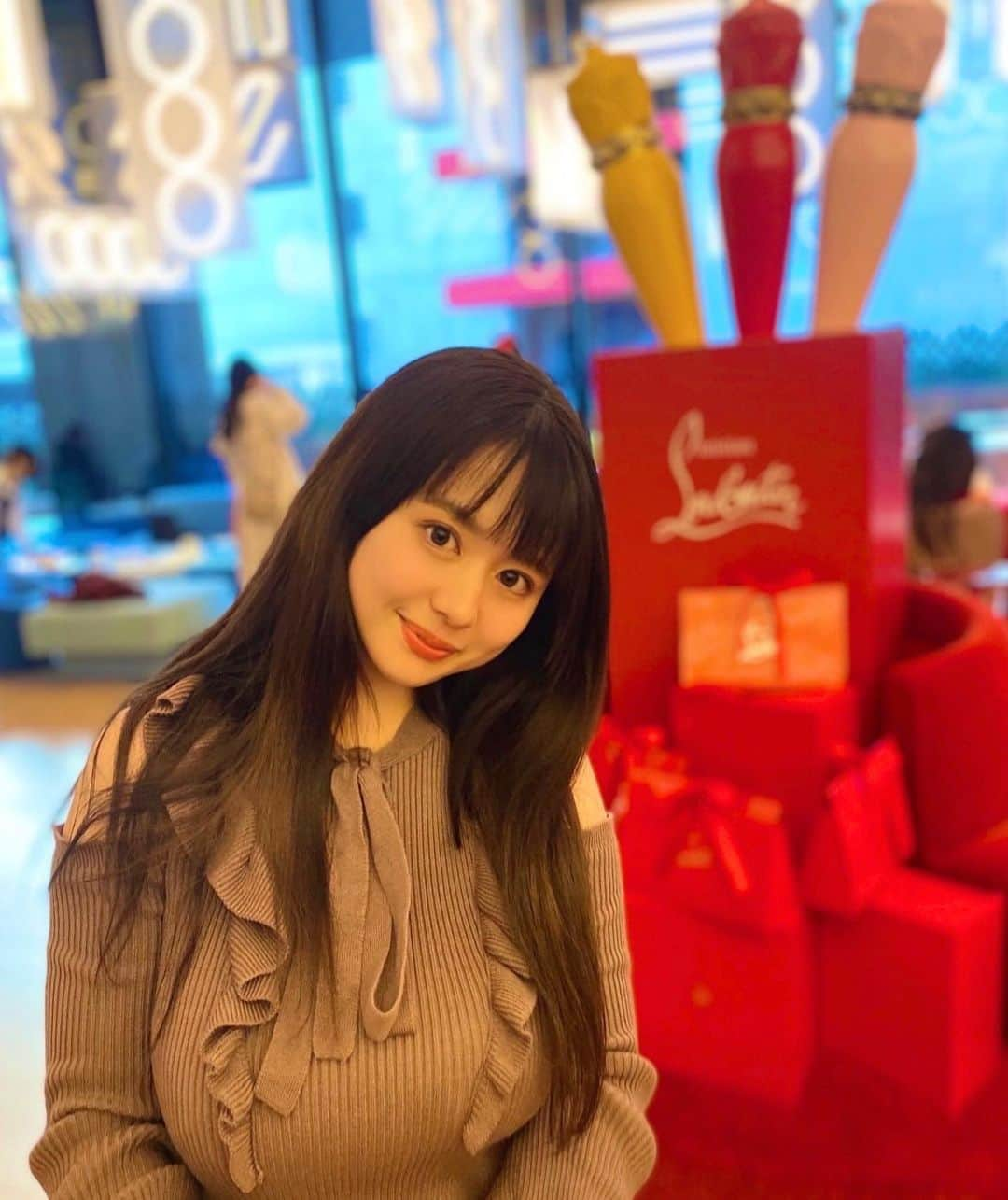 綾瀬りえさんのインスタグラム写真 - (綾瀬りえInstagram)「I went to Wosaka(@wosakahotel )✨  Christian Louboutin ‘s View of the world are expressed and there are W Osaka’s original menu. I would say that I was blown away by this ❤️  This event opens until January 31st. If you are interested in, Please go there ✨  Wosakaに行ってきました✨  ルージュルブタンの世界観を表現した、W大阪オリジナルメニューらしく世界観に圧倒されました❤️  １月３１日までらしいからぜひ気になる方はいってみて✨  #wosaka #クリスチャンルブタン #ルブタン #アフタヌーンティー #インスタ映え #赤 #カメラ女子 #初コラボ #オリジナルメニュー #louboutin #christianlouboutin #osaka #shinsaibashi #afternoontea #instagood #foodstagram #心斎橋カフェ #心斎橋 #関西 #関西モデル #世界観」1月3日 20時26分 - ayase1013rie