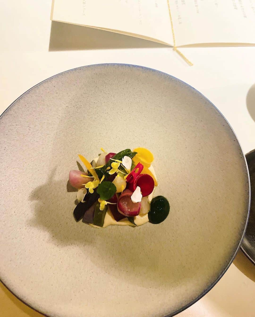 綾瀬りえさんのインスタグラム写真 - (綾瀬りえInstagram)「I went to Singular 眞蔵　 There are mix French and Japanese food,and dishes that are evolved with creative idea. I would say that there is top notch and elaborate food.  While peaceful atmosphere of Kyoto made me so relaxed, I  had a taste for it in the Michelin Guide ,star shef Okubo Susumu. I spent a luxurious moment ♪  Singular 眞蔵に行きました✨ フレンチに和食材を組み合わせ、独創的な発想で進化させた料理。一品一品こだわり抜いた一流の作品でした。  京都ののどかな雰囲気を味わいながら 『ミシュランガイド』に掲載されたスターシェフ大久保 晋さんの料理を嗜むという贅沢なひとときでした♪  #Singular眞蔵 #京都グルメ #京都観光 #正月 #正月料理 #二条城 #京料理 #一流 #ミシュラン #フランス料理 #日本料理 #kyoto #kyotojapan #japan #foodstagram #happynewyear #foodstagram #sightseeing #カメラ女子 #インスタ映え #インスタ映えスポット #冬コーデ #オレンジコーデ」1月3日 20時49分 - ayase1013rie