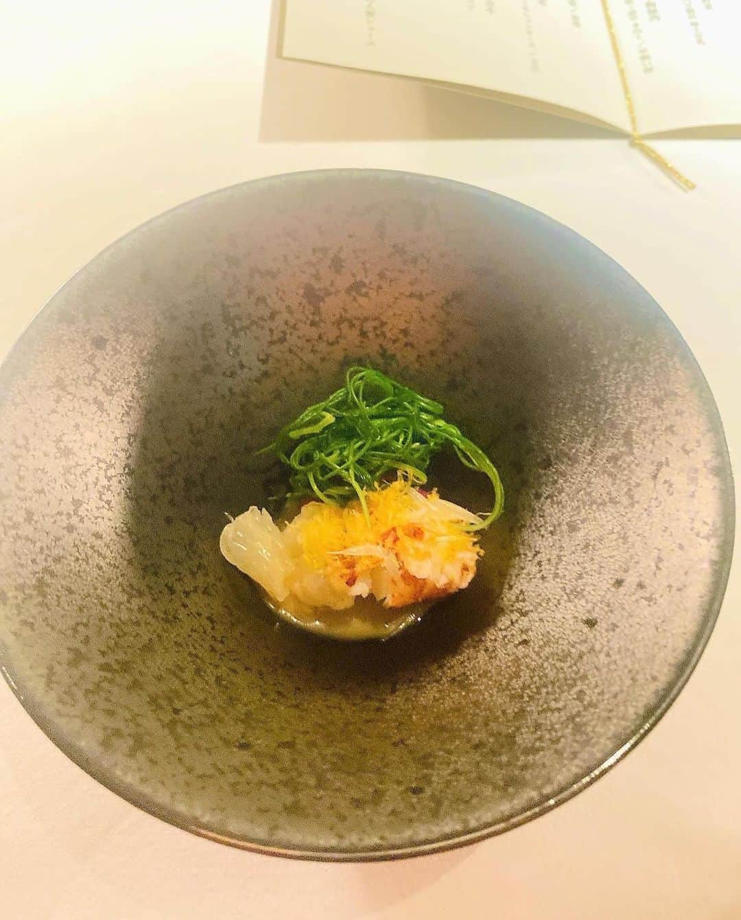 綾瀬りえさんのインスタグラム写真 - (綾瀬りえInstagram)「I went to Singular 眞蔵　 There are mix French and Japanese food,and dishes that are evolved with creative idea. I would say that there is top notch and elaborate food.  While peaceful atmosphere of Kyoto made me so relaxed, I  had a taste for it in the Michelin Guide ,star shef Okubo Susumu. I spent a luxurious moment ♪  Singular 眞蔵に行きました✨ フレンチに和食材を組み合わせ、独創的な発想で進化させた料理。一品一品こだわり抜いた一流の作品でした。  京都ののどかな雰囲気を味わいながら 『ミシュランガイド』に掲載されたスターシェフ大久保 晋さんの料理を嗜むという贅沢なひとときでした♪  #Singular眞蔵 #京都グルメ #京都観光 #正月 #正月料理 #二条城 #京料理 #一流 #ミシュラン #フランス料理 #日本料理 #kyoto #kyotojapan #japan #foodstagram #happynewyear #foodstagram #sightseeing #カメラ女子 #インスタ映え #インスタ映えスポット #冬コーデ #オレンジコーデ」1月3日 20時49分 - ayase1013rie