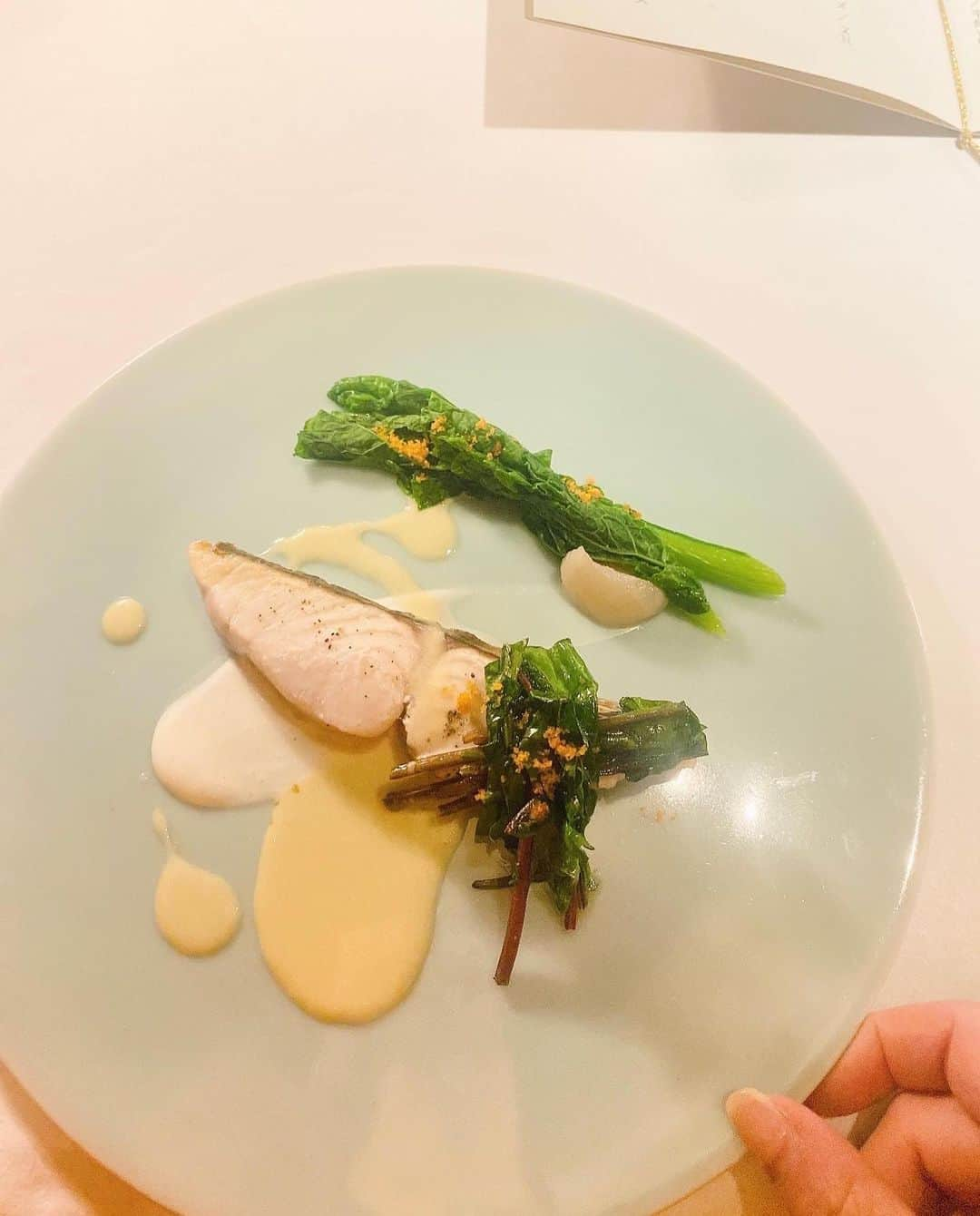 綾瀬りえさんのインスタグラム写真 - (綾瀬りえInstagram)「I went to Singular 眞蔵　 There are mix French and Japanese food,and dishes that are evolved with creative idea. I would say that there is top notch and elaborate food.  While peaceful atmosphere of Kyoto made me so relaxed, I  had a taste for it in the Michelin Guide ,star shef Okubo Susumu. I spent a luxurious moment ♪  Singular 眞蔵に行きました✨ フレンチに和食材を組み合わせ、独創的な発想で進化させた料理。一品一品こだわり抜いた一流の作品でした。  京都ののどかな雰囲気を味わいながら 『ミシュランガイド』に掲載されたスターシェフ大久保 晋さんの料理を嗜むという贅沢なひとときでした♪  #Singular眞蔵 #京都グルメ #京都観光 #正月 #正月料理 #二条城 #京料理 #一流 #ミシュラン #フランス料理 #日本料理 #kyoto #kyotojapan #japan #foodstagram #happynewyear #foodstagram #sightseeing #カメラ女子 #インスタ映え #インスタ映えスポット #冬コーデ #オレンジコーデ」1月3日 20時49分 - ayase1013rie