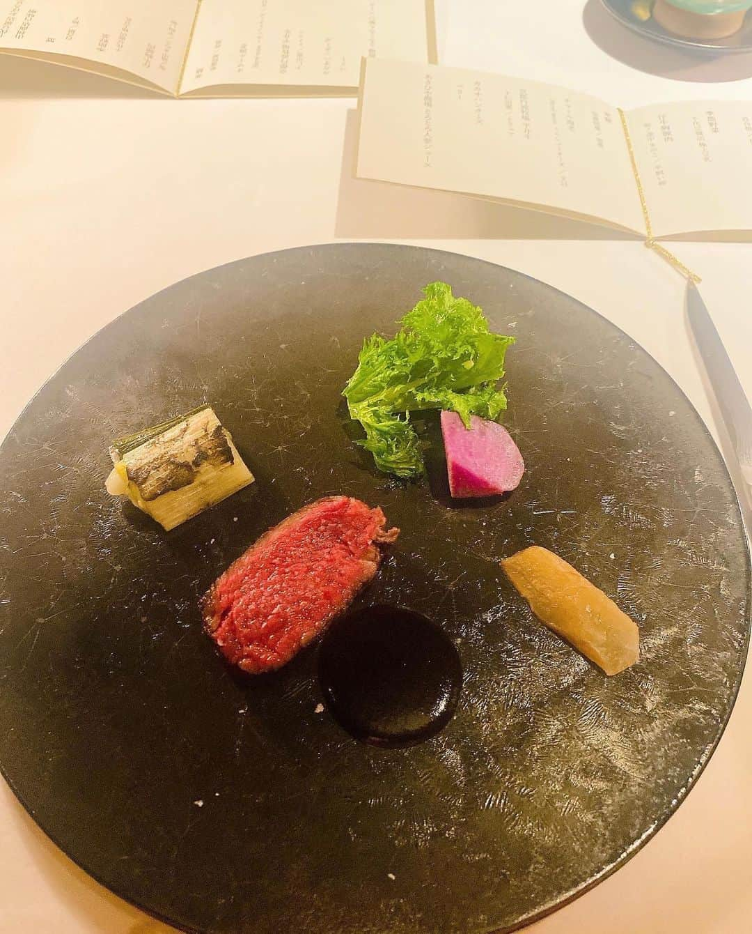 綾瀬りえさんのインスタグラム写真 - (綾瀬りえInstagram)「I went to Singular 眞蔵　 There are mix French and Japanese food,and dishes that are evolved with creative idea. I would say that there is top notch and elaborate food.  While peaceful atmosphere of Kyoto made me so relaxed, I  had a taste for it in the Michelin Guide ,star shef Okubo Susumu. I spent a luxurious moment ♪  Singular 眞蔵に行きました✨ フレンチに和食材を組み合わせ、独創的な発想で進化させた料理。一品一品こだわり抜いた一流の作品でした。  京都ののどかな雰囲気を味わいながら 『ミシュランガイド』に掲載されたスターシェフ大久保 晋さんの料理を嗜むという贅沢なひとときでした♪  #Singular眞蔵 #京都グルメ #京都観光 #正月 #正月料理 #二条城 #京料理 #一流 #ミシュラン #フランス料理 #日本料理 #kyoto #kyotojapan #japan #foodstagram #happynewyear #foodstagram #sightseeing #カメラ女子 #インスタ映え #インスタ映えスポット #冬コーデ #オレンジコーデ」1月3日 20時49分 - ayase1013rie