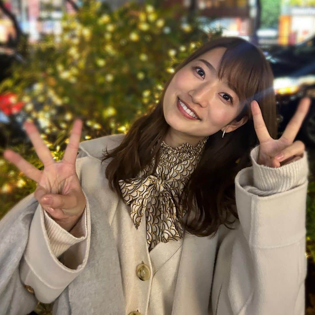 安藤萌々さんのインスタグラム写真 - (安藤萌々Instagram)「親友達と食べて笑って元気が出ました✌️  明日から報道ステーションは通常通りの放送です。よろしくお願いします！  #2023 手が逆だった  全員 #体育会系  基本 #食トレ #お肉 からの2軒目、4品山盛りを大分け  #私服 #冬服 #友達 #ボウタイ #カーディガン #ワンピース #骨格ウェーブ」1月3日 21時17分 - momo_ando_ex