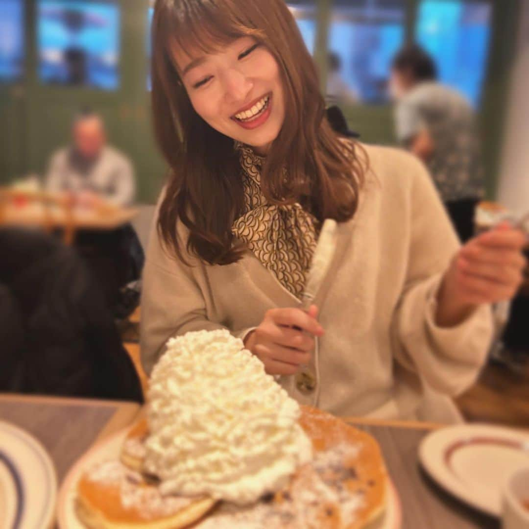 安藤萌々さんのインスタグラム写真 - (安藤萌々Instagram)「親友達と食べて笑って元気が出ました✌️  明日から報道ステーションは通常通りの放送です。よろしくお願いします！  #2023 手が逆だった  全員 #体育会系  基本 #食トレ #お肉 からの2軒目、4品山盛りを大分け  #私服 #冬服 #友達 #ボウタイ #カーディガン #ワンピース #骨格ウェーブ」1月3日 21時17分 - momo_ando_ex