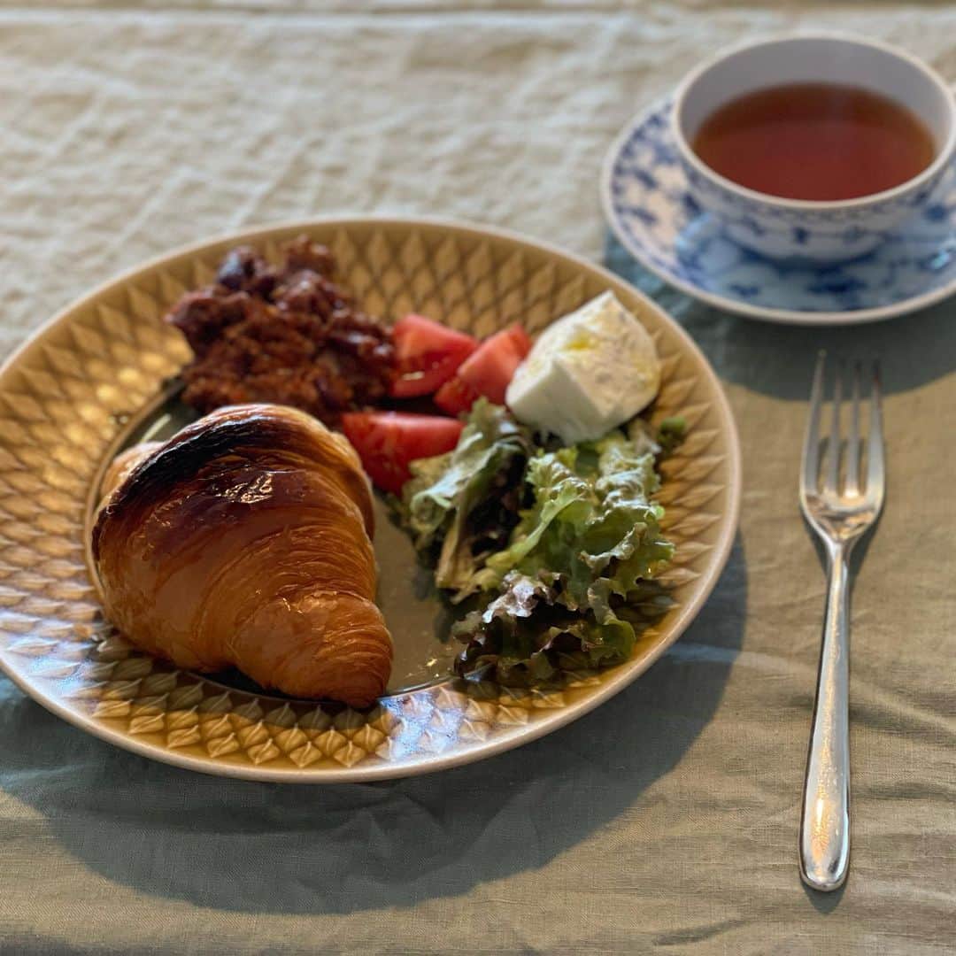 三浦瑠麗さんのインスタグラム写真 - (三浦瑠麗Instagram)「おせちに飽きてきたころには、汁なし坦々麺の昼ごはんを。 朝ごはんはクロワッサンとチリコンカン。 お雑煮の二日目は塩鰤を甘鯛にかえて。」1月3日 23時50分 - lullymiura