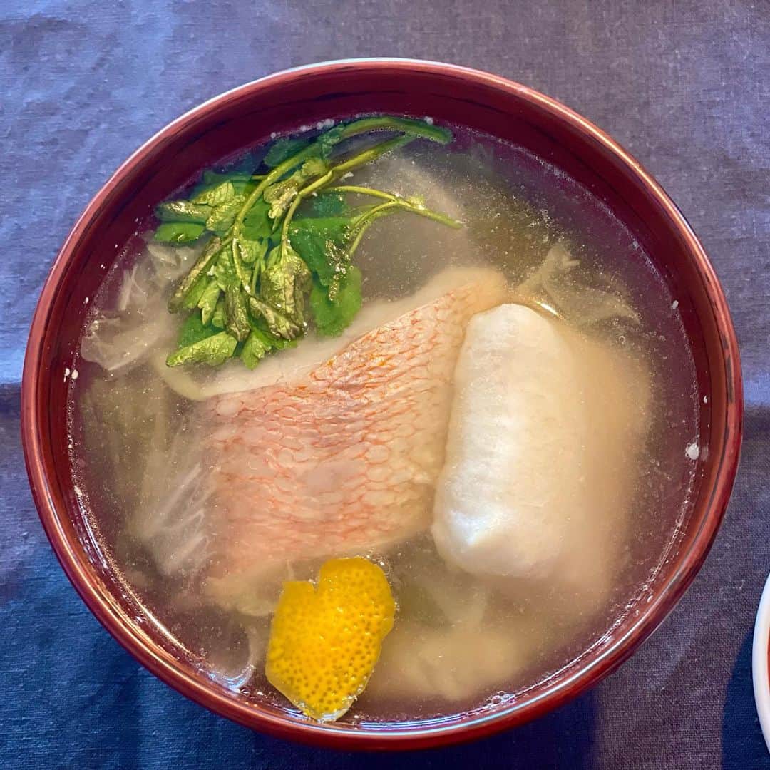 三浦瑠麗さんのインスタグラム写真 - (三浦瑠麗Instagram)「おせちに飽きてきたころには、汁なし坦々麺の昼ごはんを。 朝ごはんはクロワッサンとチリコンカン。 お雑煮の二日目は塩鰤を甘鯛にかえて。」1月3日 23時50分 - lullymiura