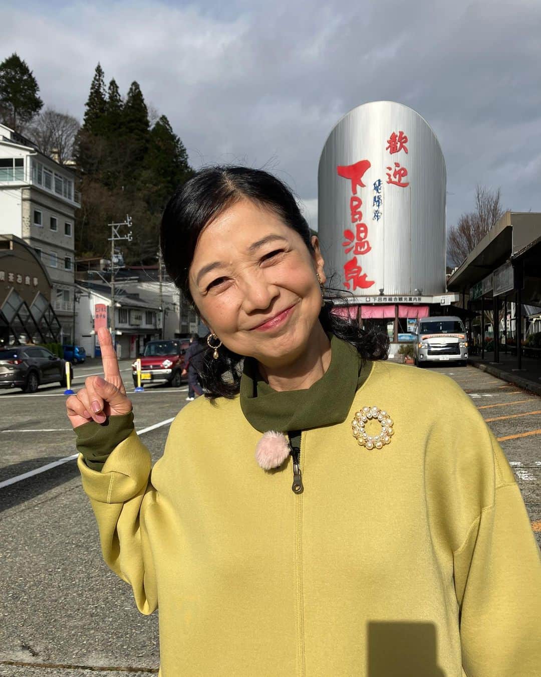 宮崎美子さんのインスタグラム写真 - (宮崎美子Instagram)「皆さん、おはようございます。  年末年始で色んなお仕事の写真です。  お着物は、NHKEテレ『新にっぽんの芸能』です。同じ熊本出身の庭木アナウンサーとです。  石塚さんとは、中京テレビ『大とくさん』で、下呂温泉に行ってきました。  #nhk #eテレ #にっぽんの芸能 #庭木アナ #大とくさん #石塚英彦 さん#下呂温泉」1月4日 9時33分 - miyazakiyoshiko.official