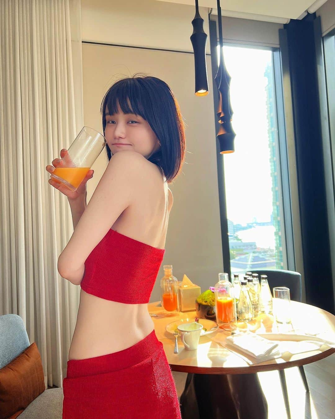 みもれもんさんのインスタグラム写真 - (みもれもんInstagram)「When I wake up in the morning, I drink protein or delicious juice 🤤🍋 Today was orange juice 🍊❣️ *Actually, Mimoremon 🍋 Secret only here ❣️ I'm not good at sour drinks and food 🍋  朝起きたら一番にすることは お口をお水でクチュクチュして〜 プロテインか美味しいジュースを 飲みます🤤🍋この日は オレンジジュースだっっ🍊❣️ 実はみもれもん🍋ここだけの秘密㊙️ ※すっぱい飲み物と食べ物は苦手🍋  #みもれもん #Mimolemon #mimoremon #黒髪 #ショートヘア#ボブ #日本女孩  #2023 #happynewyear #あけましておめでとう #コスプレイヤー #寝起き」1月4日 11時33分 - mimore_mon0929