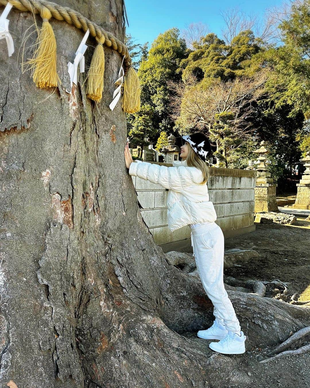 三宿菜々さんのインスタグラム写真 - (三宿菜々Instagram)「. ようやく初詣🐇⛩  今年もしっかり大木のpowerをいただいてきました🌳 2023年も楽しく過ごせますように！ #大木の縄と同じ髪色 #リンクコーデ　 #圧倒的な覇気を放つ母 #エネルギー全部吸い取ってる　 #おみくじに愛語られた #愛とは何か…  #やかーしぃわ！！ #実に壮大なテーマだよ #ラーメン初め2023 #ラーメンは白い服着て食べるんよ　 #今日も一滴もハネませんでした #仕事は跳ねますように」1月4日 15時15分 - mishuku_nana