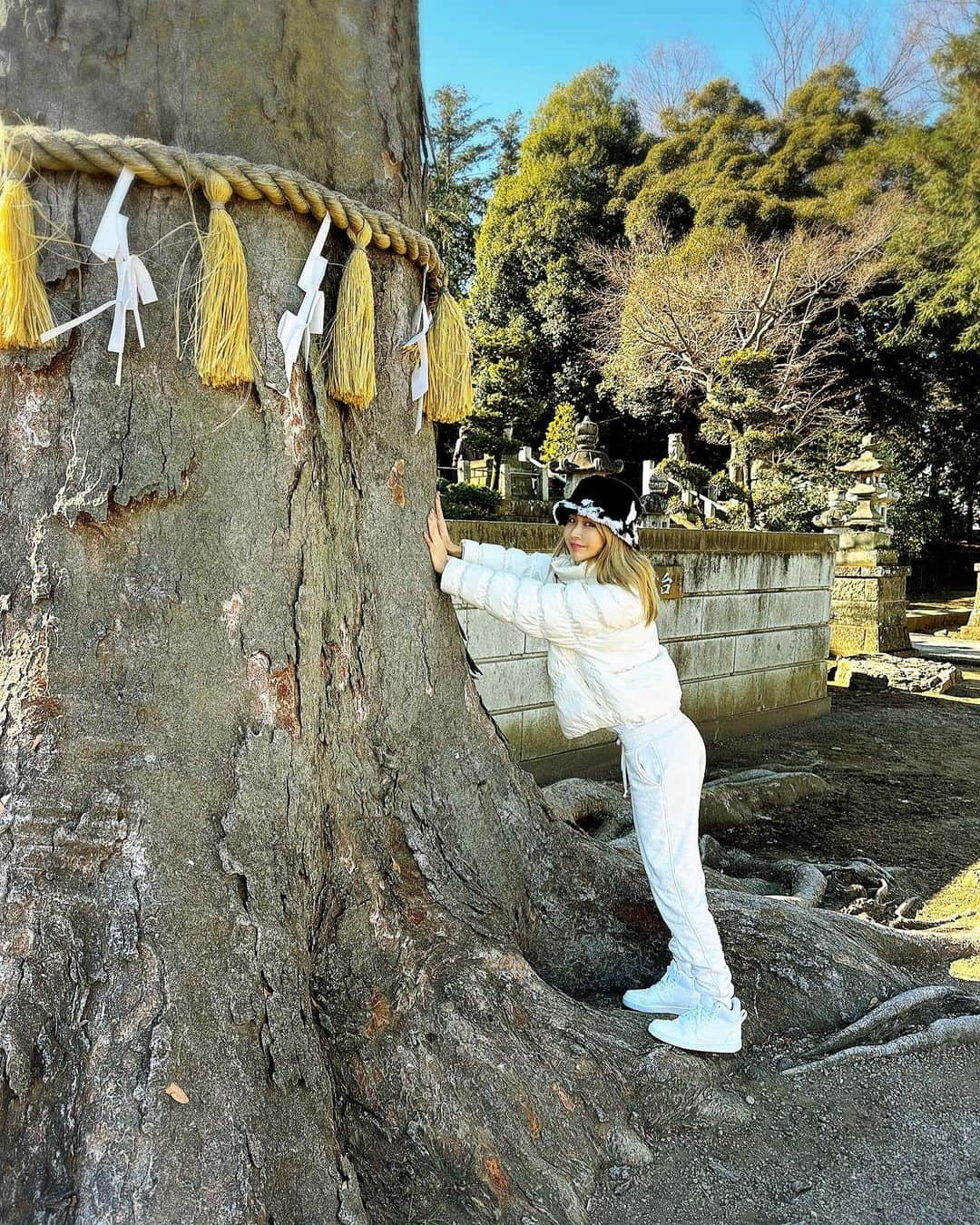 三宿菜々さんのインスタグラム写真 - (三宿菜々Instagram)「. ようやく初詣🐇⛩  今年もしっかり大木のpowerをいただいてきました🌳 2023年も楽しく過ごせますように！ #大木の縄と同じ髪色 #リンクコーデ　 #圧倒的な覇気を放つ母 #エネルギー全部吸い取ってる　 #おみくじに愛語られた #愛とは何か…  #やかーしぃわ！！ #実に壮大なテーマだよ #ラーメン初め2023 #ラーメンは白い服着て食べるんよ　 #今日も一滴もハネませんでした #仕事は跳ねますように」1月4日 15時15分 - mishuku_nana