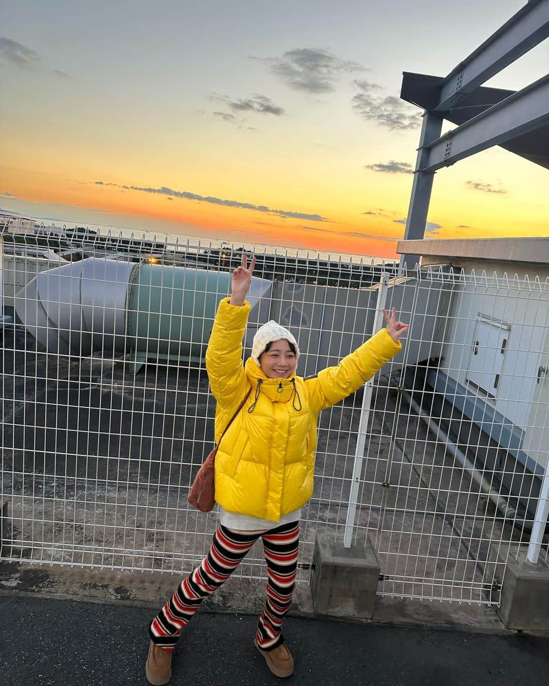 三戸なつめさんのインスタグラム写真 - (三戸なつめInstagram)「夕陽きれーだったよ！ のついでに久しぶりの #なつめ服 🌅 今年はいつも以上にカラフルにハッピーなコーディネートたくさんしたいなぁって思っているよ🌈 UNIQLOMARNIのニットパンツお気に入りすぎてほぼこれ毎日🧶 #mito_natsume」1月4日 16時17分 - mito_natsume