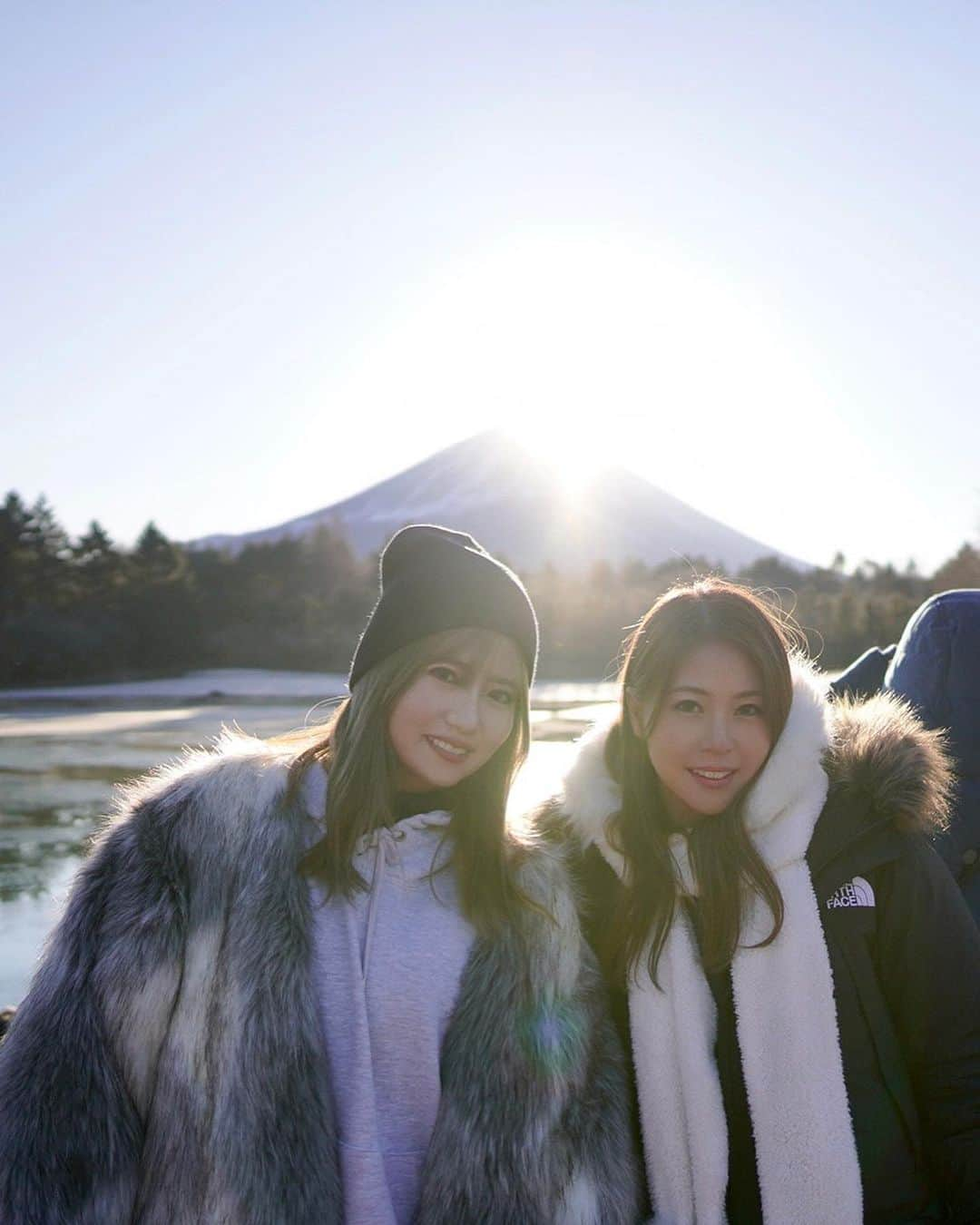 木村理恵さんのインスタグラム写真 - (木村理恵Instagram)「🗻✨  年始はDaiamond Fuji🗻💎 新倉富士浅間神社🗻Chureito Pagoda⛩ ほうとう蔵歩成🗻🍲  大好きな富士山尽くししてきたよ〜🤩💕  のんちゃんが行った事あったので連れて行ってもらった🥹ありがとう❣️ @nonmiura   ダイヤモンド富士は7時前に着いて場所取りして1時間待って朝日が☀️出てきたよ😍雲一つなくてめちゃやばかった😍😍 そして湖の反射がすごく綺麗だった✨ 1時間前に着いても間に合ったよぅ✌️ 1人1000円で入れます✨  その後は新倉富士浅間神社⛩に✨ すごーい長い階段でかなりキツかったけど登ったらめちゃ富士山🗻綺麗に見えた🤩 五重塔と富士山のコラボが凄かった〜😍 🌸のシーズンも行ってみたい🤩 外人の方達が沢山居たよ〜❣️ おみくじは末吉🥠でもいい事書いてあったからOK🙆‍♀️w その後めちゃ混みでセーフ😎  お腹空きすぎて🍲ほうとう蔵歩成へ🚗 オープン前に着いて最初の回で入れたよ✌️ 冷えてる体にほうとうが沁みた🤤💕馬刺しも鳥もつも、めちゃ美味しかった〜🤤  全部混む前に行けてなんかラッキーな年始からスタート😍 今年もいい事沢山ありますように🤞❤️  #ダイヤモンド富士 #新倉富士浅間神社 #新倉山浅間公園 #五重塔 #ほうとう蔵歩成 #ほうとう#歩成 #山梨#山梨県#富士山#富士#富士吉田 #fujisan #daiamondfuji #mtfuji #fujiyama#fuji #fujimotosukoresort  #chureitopagoda #temple #japan」1月4日 17時08分 - rierienari1229