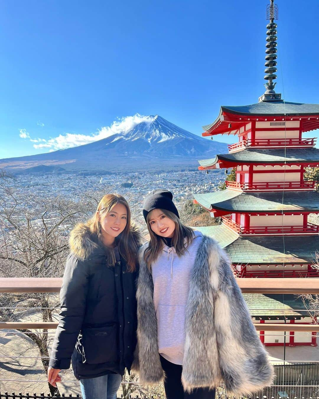 木村理恵さんのインスタグラム写真 - (木村理恵Instagram)「🗻✨  年始はDaiamond Fuji🗻💎 新倉富士浅間神社🗻Chureito Pagoda⛩ ほうとう蔵歩成🗻🍲  大好きな富士山尽くししてきたよ〜🤩💕  のんちゃんが行った事あったので連れて行ってもらった🥹ありがとう❣️ @nonmiura   ダイヤモンド富士は7時前に着いて場所取りして1時間待って朝日が☀️出てきたよ😍雲一つなくてめちゃやばかった😍😍 そして湖の反射がすごく綺麗だった✨ 1時間前に着いても間に合ったよぅ✌️ 1人1000円で入れます✨  その後は新倉富士浅間神社⛩に✨ すごーい長い階段でかなりキツかったけど登ったらめちゃ富士山🗻綺麗に見えた🤩 五重塔と富士山のコラボが凄かった〜😍 🌸のシーズンも行ってみたい🤩 外人の方達が沢山居たよ〜❣️ おみくじは末吉🥠でもいい事書いてあったからOK🙆‍♀️w その後めちゃ混みでセーフ😎  お腹空きすぎて🍲ほうとう蔵歩成へ🚗 オープン前に着いて最初の回で入れたよ✌️ 冷えてる体にほうとうが沁みた🤤💕馬刺しも鳥もつも、めちゃ美味しかった〜🤤  全部混む前に行けてなんかラッキーな年始からスタート😍 今年もいい事沢山ありますように🤞❤️  #ダイヤモンド富士 #新倉富士浅間神社 #新倉山浅間公園 #五重塔 #ほうとう蔵歩成 #ほうとう#歩成 #山梨#山梨県#富士山#富士#富士吉田 #fujisan #daiamondfuji #mtfuji #fujiyama#fuji #fujimotosukoresort  #chureitopagoda #temple #japan」1月4日 17時08分 - rierienari1229