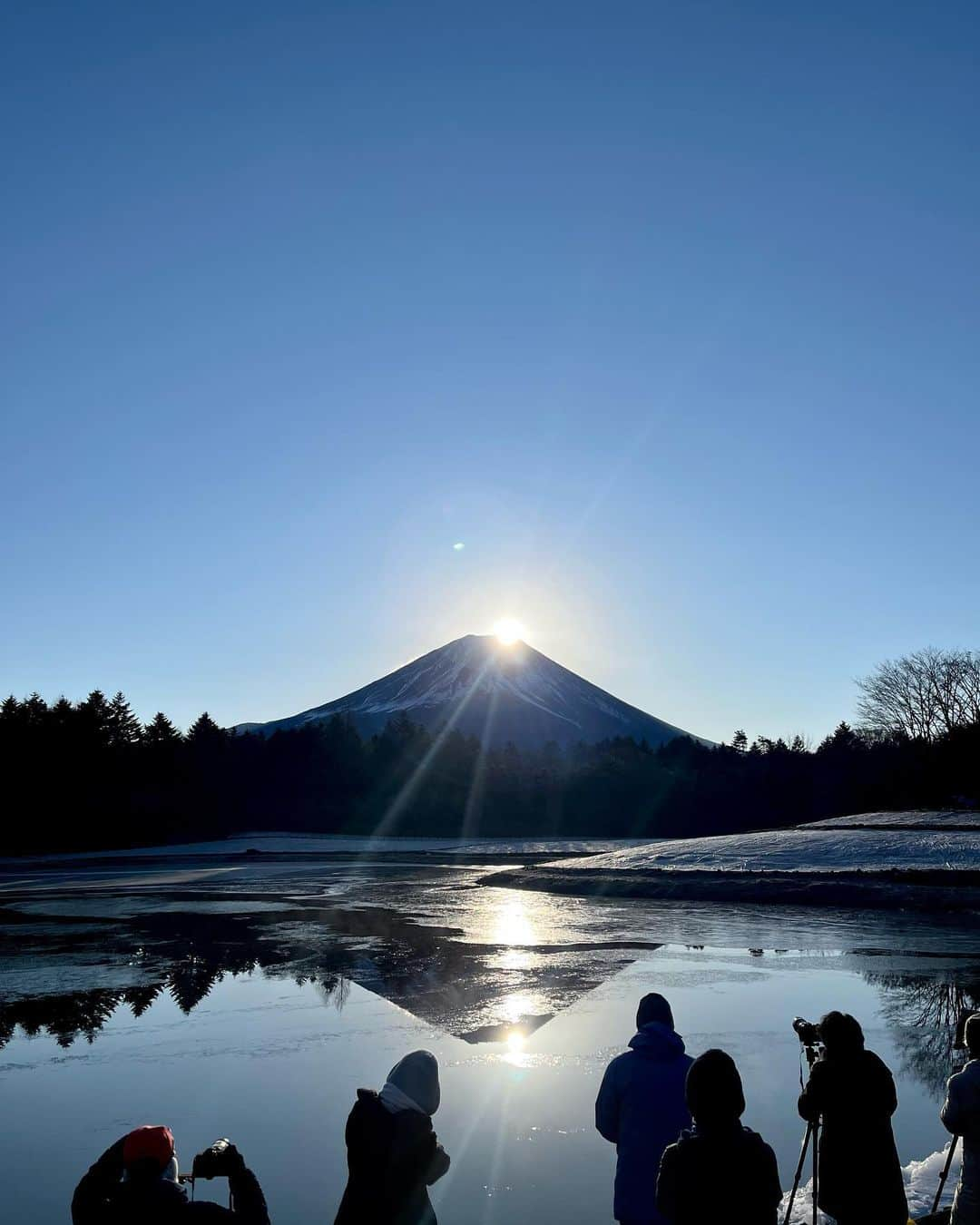 木村理恵さんのインスタグラム写真 - (木村理恵Instagram)「🗻✨  年始はDaiamond Fuji🗻💎 新倉富士浅間神社🗻Chureito Pagoda⛩ ほうとう蔵歩成🗻🍲  大好きな富士山尽くししてきたよ〜🤩💕  のんちゃんが行った事あったので連れて行ってもらった🥹ありがとう❣️ @nonmiura   ダイヤモンド富士は7時前に着いて場所取りして1時間待って朝日が☀️出てきたよ😍雲一つなくてめちゃやばかった😍😍 そして湖の反射がすごく綺麗だった✨ 1時間前に着いても間に合ったよぅ✌️ 1人1000円で入れます✨  その後は新倉富士浅間神社⛩に✨ すごーい長い階段でかなりキツかったけど登ったらめちゃ富士山🗻綺麗に見えた🤩 五重塔と富士山のコラボが凄かった〜😍 🌸のシーズンも行ってみたい🤩 外人の方達が沢山居たよ〜❣️ おみくじは末吉🥠でもいい事書いてあったからOK🙆‍♀️w その後めちゃ混みでセーフ😎  お腹空きすぎて🍲ほうとう蔵歩成へ🚗 オープン前に着いて最初の回で入れたよ✌️ 冷えてる体にほうとうが沁みた🤤💕馬刺しも鳥もつも、めちゃ美味しかった〜🤤  全部混む前に行けてなんかラッキーな年始からスタート😍 今年もいい事沢山ありますように🤞❤️  #ダイヤモンド富士 #新倉富士浅間神社 #新倉山浅間公園 #五重塔 #ほうとう蔵歩成 #ほうとう#歩成 #山梨#山梨県#富士山#富士#富士吉田 #fujisan #daiamondfuji #mtfuji #fujiyama#fuji #fujimotosukoresort  #chureitopagoda #temple #japan」1月4日 17時08分 - rierienari1229