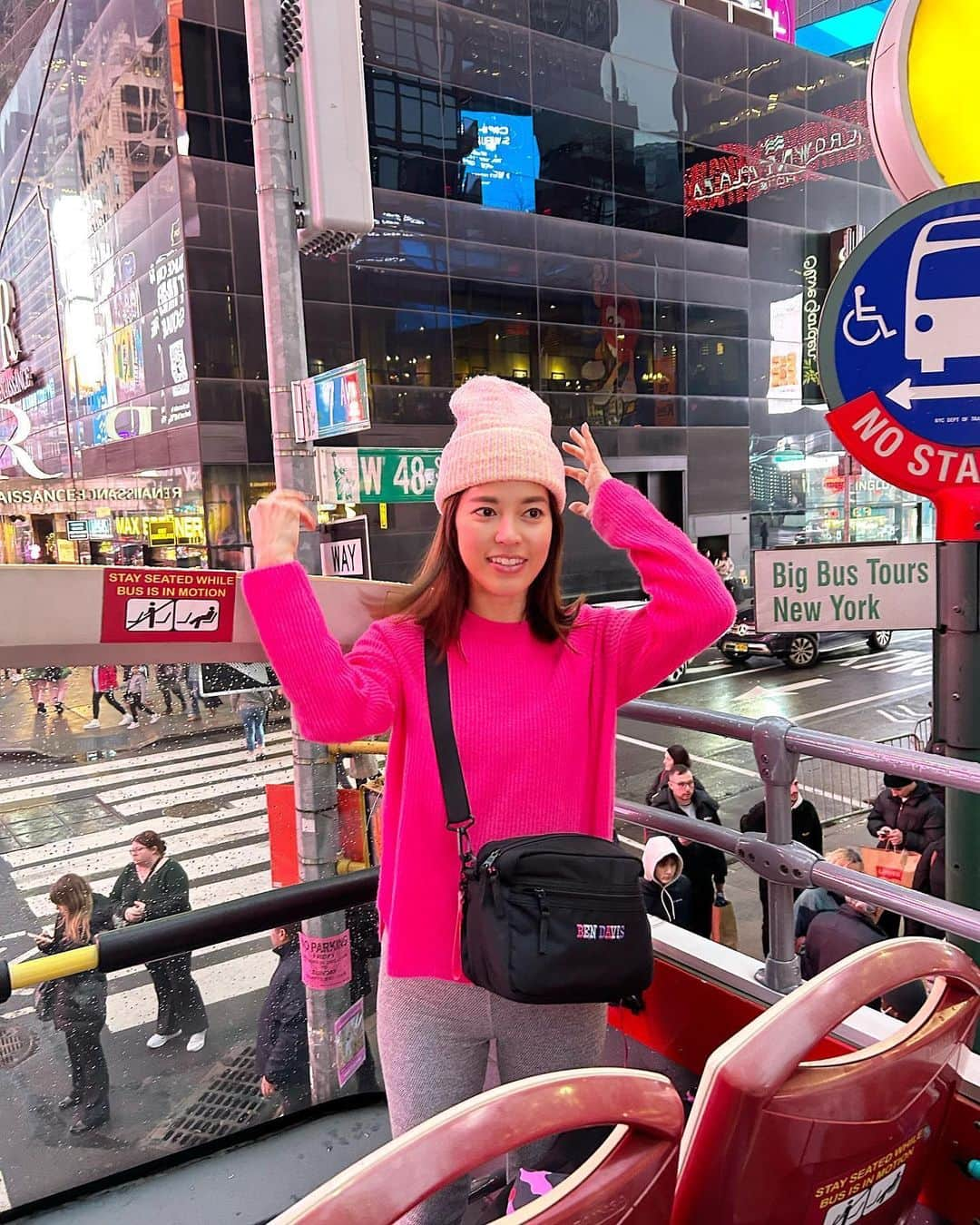 神田愛花さんのインスタグラム写真 - (神田愛花Instagram)「1番前に座れてラッキー💗  #NYC #ニューヨーク #Barbie #バービー #pink #ピンク #オープントップバス #定番観光 #一周回って定番に落ち着く 😍 #定番最高❗️ #神田愛花」1月4日 18時17分 - aikakanda