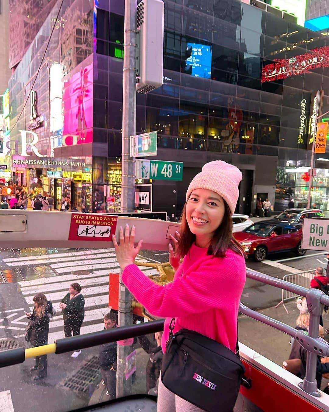 神田愛花さんのインスタグラム写真 - (神田愛花Instagram)「1番前に座れてラッキー💗  #NYC #ニューヨーク #Barbie #バービー #pink #ピンク #オープントップバス #定番観光 #一周回って定番に落ち着く 😍 #定番最高❗️ #神田愛花」1月4日 18時17分 - aikakanda