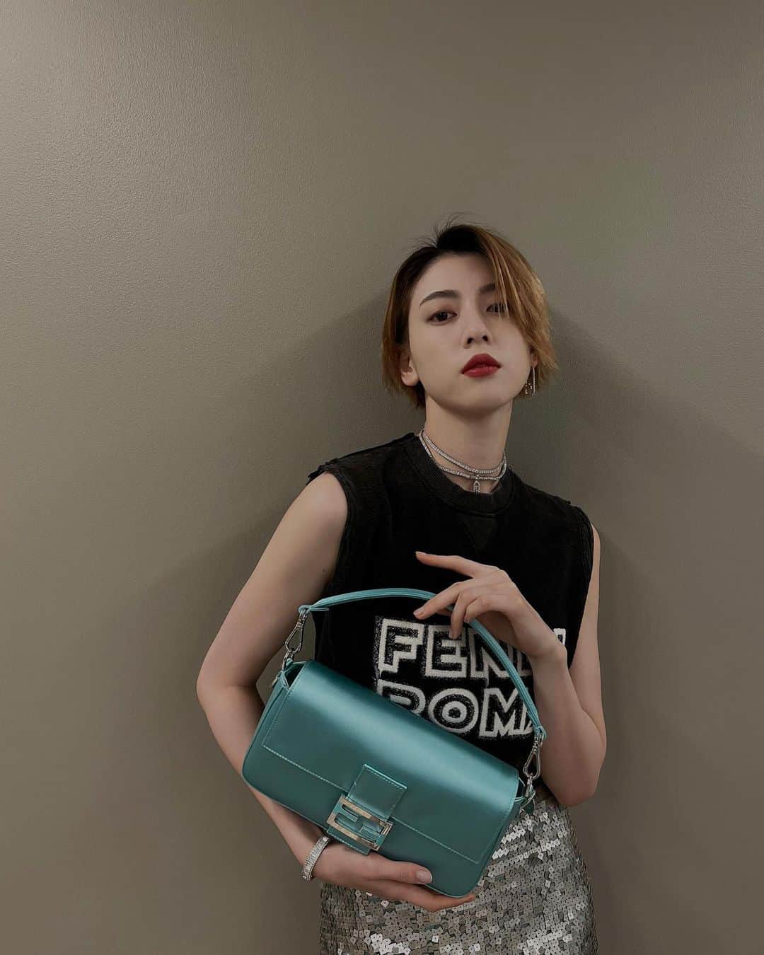 三吉彩花さんのインスタグラム写真 - (三吉彩花Instagram)「-Tiffany×Fendi-  @fendi の伝説的アイコンバッグ"BAGUETTE"の 誕生25周年を記念し @tiffanyandco との  特別なコレクションをいよいよ1月5日から発売。  圧倒的な存在感を放つ "New baguette" です🪐  #TiffanyXFendi @fendi @tiffanyandco #fendi #fendiofficial」1月4日 18時23分 - miyoshi.aa