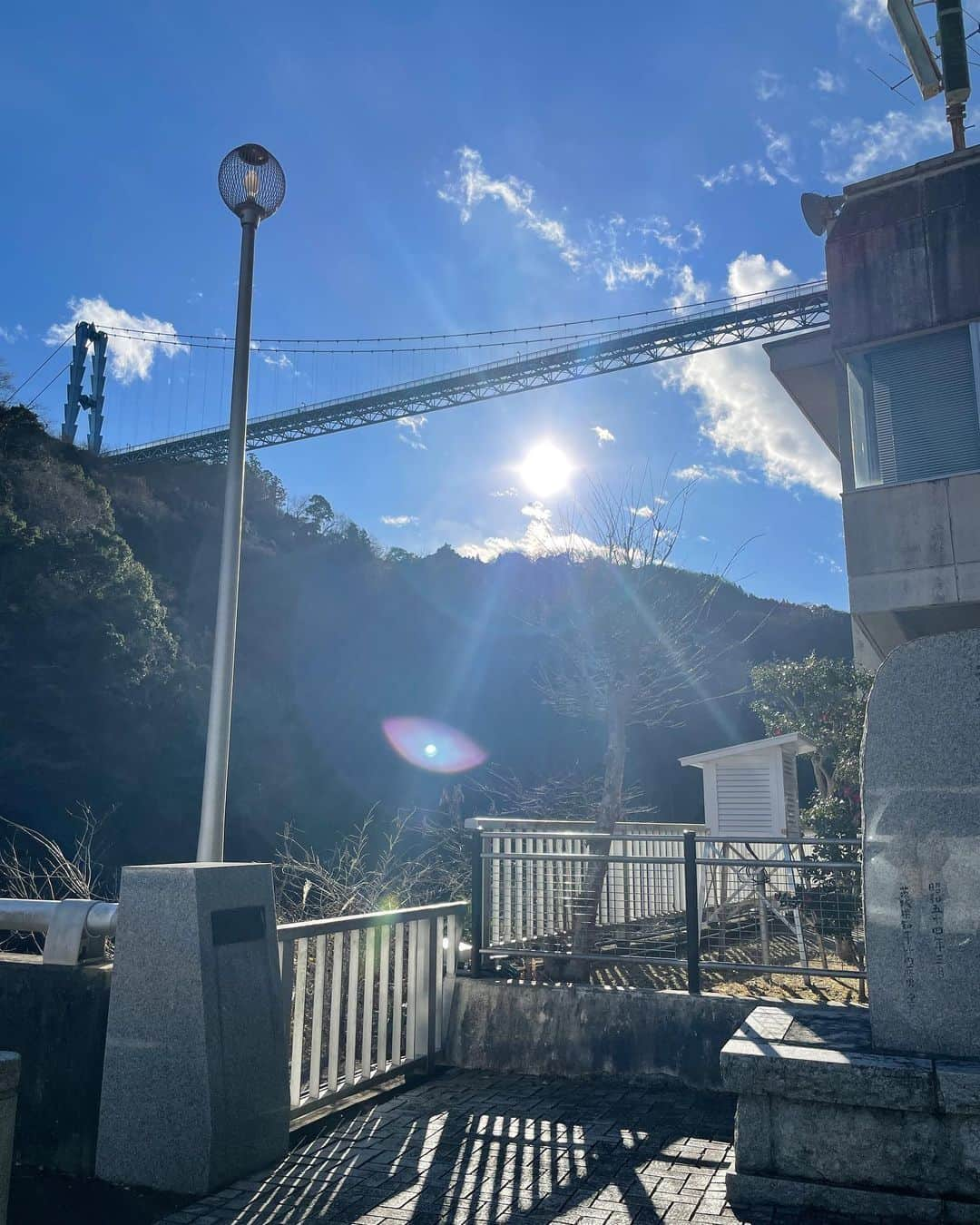 日野麻衣さんのインスタグラム写真 - (日野麻衣Instagram)「あけましておめでとうございます🌅☀️  竜神大吊橋でバンジージャンプに挑戦してきました☺️✨✨  飛ぶ前に食べたカツカレーが出ちゃいそうになるくらい緊張したけど、無事飛べました🤍  2023年一発目に、新しい挑戦ができたのでいい年になりそうです🕊  皆様今年もよろしくお願いします🤍  #竜神大吊橋 #龍神大橋バンジージャンプ #バンジージャンプ」1月4日 19時09分 - hinomaiofficial