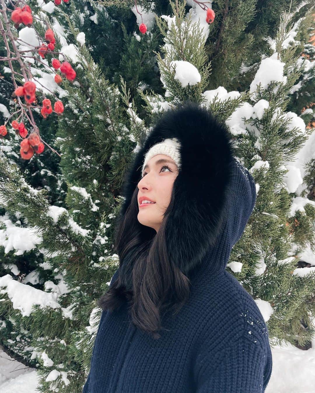 山賀琴子さんのインスタグラム写真 - (山賀琴子Instagram)「雪が好き❄️☃️💧💙💎  今年も庭は雪で真っ白です」1月4日 19時39分 - kotokoyamaga