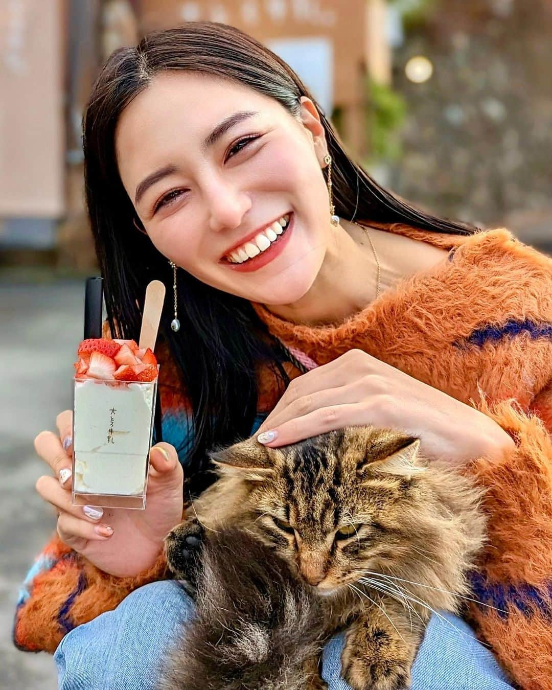 石井里奈さんのインスタグラム写真 - (石井里奈Instagram)「年末のみなかみ旅行♨️ みなかみにくるスキー客に人気というインスタ映えスイーツ、大とろ牛乳を食べに寄り道✨ ひんやりしたミルクプランといった感じ🫶とっても美味しかった〜🍓 . 看板猫がたくさんいてその猫ちゃんはすごく人懐っこくって可愛かった💞写真撮ってたら自らよってきてサービスショット撮らせてくれました📸♥️可愛かったなぁ！ . tops... @charol___official  denim... @yanuk_official  bag... @l4k3style_japan  boots... @charleskeith_jp  . #みなかみ #水上 #水上温泉 #スキー #ski #雪山 #ねこ #ねこすたぐらむ #猫のいる暮らし #猫」1月4日 20時34分 - ri7tin1025