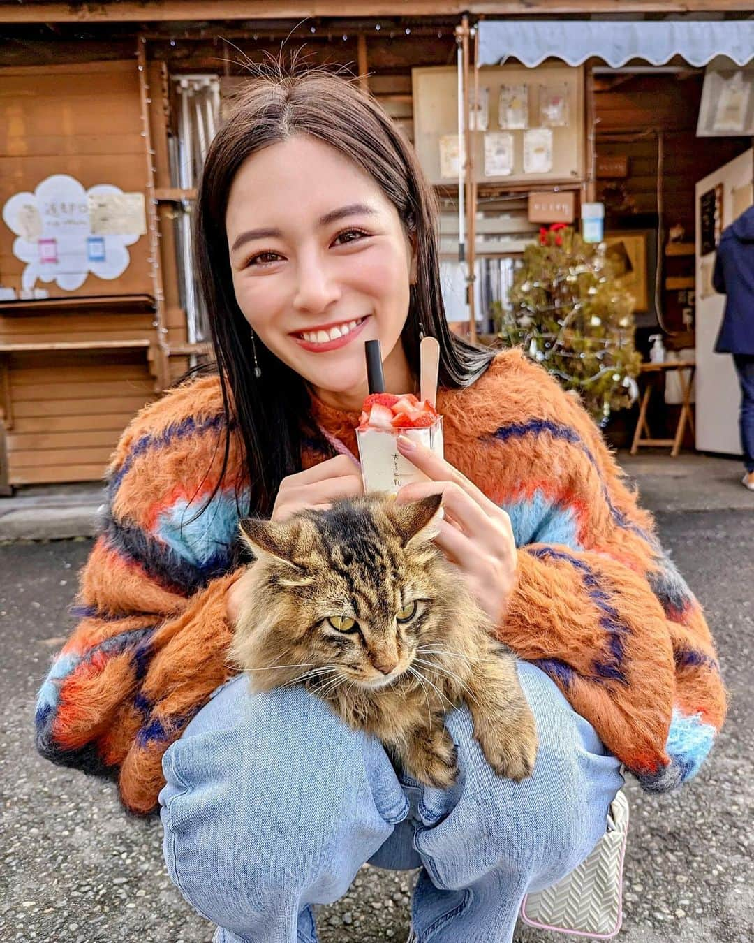 石井里奈さんのインスタグラム写真 - (石井里奈Instagram)「年末のみなかみ旅行♨️ みなかみにくるスキー客に人気というインスタ映えスイーツ、大とろ牛乳を食べに寄り道✨ ひんやりしたミルクプランといった感じ🫶とっても美味しかった〜🍓 . 看板猫がたくさんいてその猫ちゃんはすごく人懐っこくって可愛かった💞写真撮ってたら自らよってきてサービスショット撮らせてくれました📸♥️可愛かったなぁ！ . tops... @charol___official  denim... @yanuk_official  bag... @l4k3style_japan  boots... @charleskeith_jp  . #みなかみ #水上 #水上温泉 #スキー #ski #雪山 #ねこ #ねこすたぐらむ #猫のいる暮らし #猫」1月4日 20時34分 - ri7tin1025