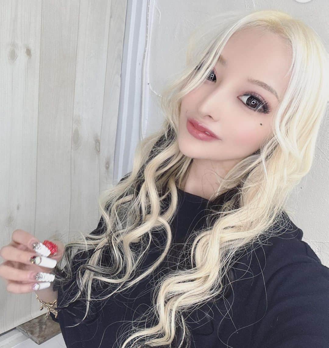 加藤紗里さんのインスタグラム写真 - (加藤紗里Instagram)「明けましておめでとう御座います😁💚 今年もみなさま宜しくお願いします🥺🤲 そしてタトゥースタジオロコスも宜しくお願いします❣️  今年もアンククロス東池袋のじょうくん @koizu.me にさっそく髪の毛綺麗にしてもらいました🤍🤍🤍 いつもありがとうございます😊」1月4日 20時57分 - katosari