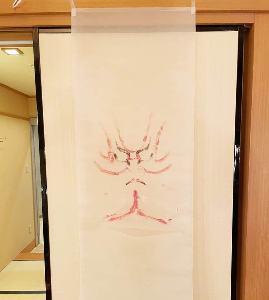 市川海老蔵 （11代目）さんのインスタグラム写真 - (市川海老蔵 （11代目）Instagram)「Yuga Kawada jockey‼️ It’s been a long time, 13 years, since I was asked to create this for him. 13 years. And had him have to come all the way to Tokyo for this, my apologies. He plans to frame it and display it in his home. I’m sorry that it took 13 years, to fill the wall.  Anyhow he’s been awarded the Leading Jockey last year, and it’s my great honor to present this oshiguma to the true No. 1 person in Japan. * 川田将雅ジョッキー‼️ 13年前にお願いされてまして、 お待たせしました。  13年間。 この為にわざわざ東京にお越しに、 申し訳御座いません。  額装して 床の間に飾るそうです。  13年間 床の間をあけさせてしまい、 すみません。  しかし 昨年はリーディングジョッキーとなられ、 名実共に日本一の方に押隈を納めて頂ける事 光栄です。  #市川團十郎白猿 #市川海老蔵 #海老蔵 #市川新之助 #成田屋 #歌舞伎 #歌舞伎座 #和 #舞台 #三千世界 #ABKAI #ABMORI #ebizoichikawa #ebizo #kabuki #thunderparty #theater #theaterarts #actor #kabukiactor #japan #classic #traditionaljapan #japaneseculture #japan_og_insta #performingarts」1月4日 21時49分 - ebizoichikawa.ebizoichikawa