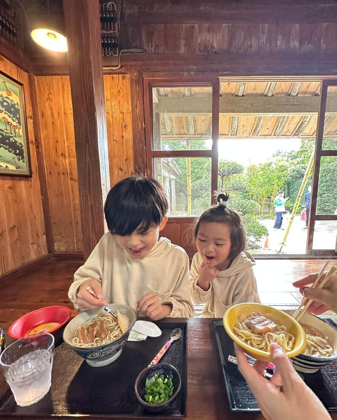 春名亜美さんのインスタグラム写真 - (春名亜美Instagram)「お正月旅行で沖縄に来ています🌴🌈  飛行機から見た富士山が堂々としていて美しくて、気を引き締められました🗻  沖縄そばが大好きな我が家。  到着して、そのまま向かったのが、 @okinawa_yagiya 🌺  ここは、 入り口にはひんぷん、 沖縄赤瓦にシーサー、 左には家畜小屋を配置した屋敷造りであったりと、純沖縄建築様式古民家で、登録有形文化財に指定されたとても貴重な建造物でもあるそうです。  人気No.1の#アーサそば  美味しかったぁぁぁ🥺❤️ ジーマミー豆腐も絶品‼︎  美味しい沖縄そばを胃袋に入れた瞬間、「沖縄来たー！」と一気に実感湧きました😁  それにしても、コスパが良すぎる。  #沖縄 #okinawa #屋宜家 #やぎや #沖縄そば #ソーキそば #家族旅行 #国内家族旅行 #ll_旅記録 #子連れ旅行 #冬休み旅行 #お正月旅行 #沖縄旅行 #沖縄グルメ」1月4日 22時35分 - amiharunaami