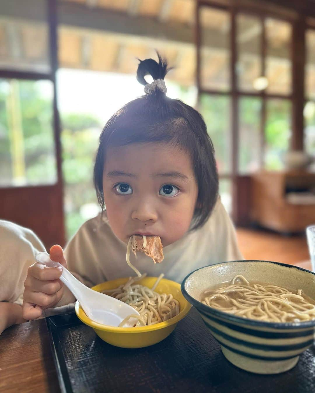 春名亜美さんのインスタグラム写真 - (春名亜美Instagram)「お正月旅行で沖縄に来ています🌴🌈  飛行機から見た富士山が堂々としていて美しくて、気を引き締められました🗻  沖縄そばが大好きな我が家。  到着して、そのまま向かったのが、 @okinawa_yagiya 🌺  ここは、 入り口にはひんぷん、 沖縄赤瓦にシーサー、 左には家畜小屋を配置した屋敷造りであったりと、純沖縄建築様式古民家で、登録有形文化財に指定されたとても貴重な建造物でもあるそうです。  人気No.1の#アーサそば  美味しかったぁぁぁ🥺❤️ ジーマミー豆腐も絶品‼︎  美味しい沖縄そばを胃袋に入れた瞬間、「沖縄来たー！」と一気に実感湧きました😁  それにしても、コスパが良すぎる。  #沖縄 #okinawa #屋宜家 #やぎや #沖縄そば #ソーキそば #家族旅行 #国内家族旅行 #ll_旅記録 #子連れ旅行 #冬休み旅行 #お正月旅行 #沖縄旅行 #沖縄グルメ」1月4日 22時35分 - amiharunaami