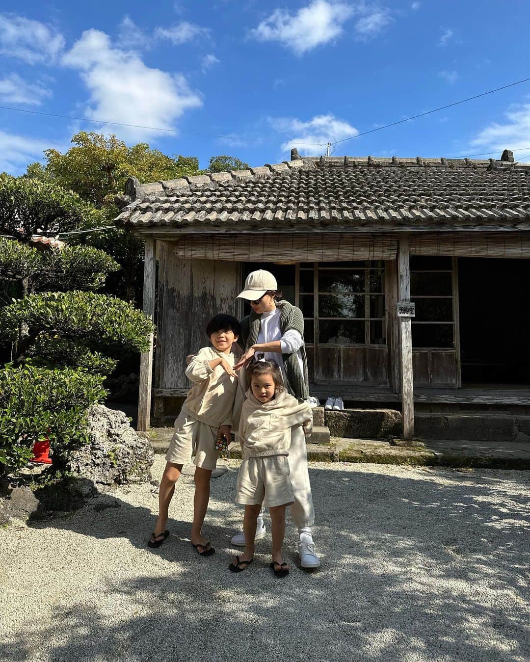 春名亜美さんのインスタグラム写真 - (春名亜美Instagram)「お正月旅行で沖縄に来ています🌴🌈  飛行機から見た富士山が堂々としていて美しくて、気を引き締められました🗻  沖縄そばが大好きな我が家。  到着して、そのまま向かったのが、 @okinawa_yagiya 🌺  ここは、 入り口にはひんぷん、 沖縄赤瓦にシーサー、 左には家畜小屋を配置した屋敷造りであったりと、純沖縄建築様式古民家で、登録有形文化財に指定されたとても貴重な建造物でもあるそうです。  人気No.1の#アーサそば  美味しかったぁぁぁ🥺❤️ ジーマミー豆腐も絶品‼︎  美味しい沖縄そばを胃袋に入れた瞬間、「沖縄来たー！」と一気に実感湧きました😁  それにしても、コスパが良すぎる。  #沖縄 #okinawa #屋宜家 #やぎや #沖縄そば #ソーキそば #家族旅行 #国内家族旅行 #ll_旅記録 #子連れ旅行 #冬休み旅行 #お正月旅行 #沖縄旅行 #沖縄グルメ」1月4日 22時35分 - amiharunaami