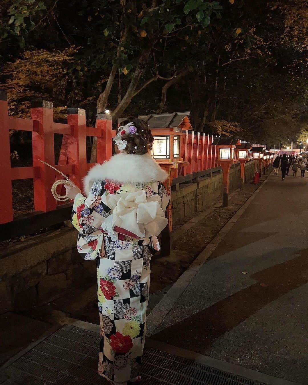 小松崎真理さんのインスタグラム写真 - (小松崎真理Instagram)「京都で年越し❤︎ 八坂神社で、大晦日の夜、新年の無病息災を願って参拝者が境内の火を移して持ち帰る、恒例の「をけら詣り」して来たよ❤️‍🔥  「邪気をはらう」😌  2023年良い年になりますように❤︎🙏  #京都#大晦日#八坂神社#着物#着物ヘア#厄払い#神社#神社巡り#着物コーディネート#着物レンタル#着物レンタル京都#着物女子#着物ヘアセット#神社好きな人と繋がりたい#年越し#京都観光 #京都旅行 #kyoto#kyotojapan#kimono」1月4日 23時35分 - xs2.mari.s2x