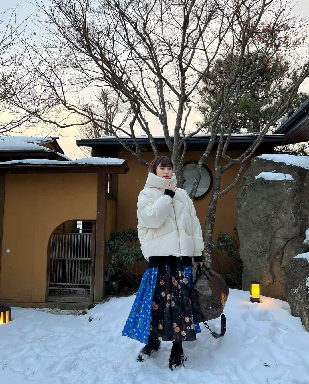 島袋聖南さんのインスタグラム写真 - (島袋聖南Instagram)「旅先で初ゆきー！ ピヨくんも雪に喜んでいたよ☃️ もう少し大きくなったらソリにのせてみたい🤭🛷 早速ゲットしたダウン着てみたの めちゃくちゃ軽いのに暖かい🫶 @duno_official」1月5日 0時20分 - seina4444