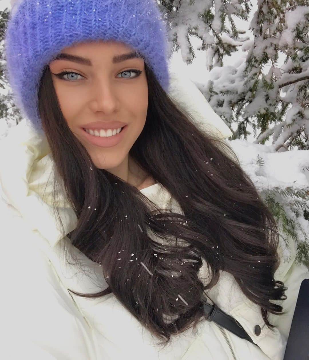 DASHA Dさんのインスタグラム写真 - (DASHA DInstagram)「Old pictures. But my God. How much I miss snowy winters and the big city life 💥✨🫶🏼 . . . . . . . #snow #snowman #snowday #snowsnowsnow #neve #makeup #winter #mountain #lovewinter #milano #italy #italia #blueeyes #makeup #eyeliner #model」1月5日 2時41分 - dasha.kina