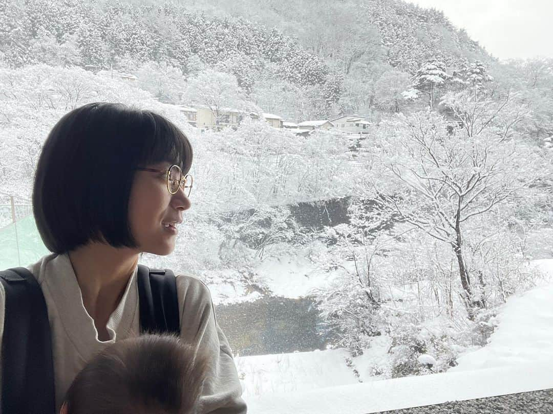 時東ぁみさんのインスタグラム写真 - (時東ぁみInstagram)「あっという間に銀世界❄️ ・ 雪を見ながらの露天風呂はパキッとした空気の中で溶けていく体を感じるぅ〜 疲れが取れました♨️ ・ 東京は暖かい年越しだったけど、寒い地域はたくさん！ 雪の被害が今年は少なくすみますように。 ・ #時東ぁみ #旅行 #家族旅行 #家族 #family #年始旅行 #自然 #雪 #川 #綺麗 #癒される #温泉 #温泉旅行 #一泊二日 #群馬 #水上温泉 #雪見風呂 #露天風呂」1月5日 8時59分 - amitokito