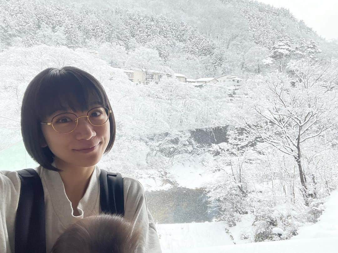 時東ぁみさんのインスタグラム写真 - (時東ぁみInstagram)「あっという間に銀世界❄️ ・ 雪を見ながらの露天風呂はパキッとした空気の中で溶けていく体を感じるぅ〜 疲れが取れました♨️ ・ 東京は暖かい年越しだったけど、寒い地域はたくさん！ 雪の被害が今年は少なくすみますように。 ・ #時東ぁみ #旅行 #家族旅行 #家族 #family #年始旅行 #自然 #雪 #川 #綺麗 #癒される #温泉 #温泉旅行 #一泊二日 #群馬 #水上温泉 #雪見風呂 #露天風呂」1月5日 8時59分 - amitokito