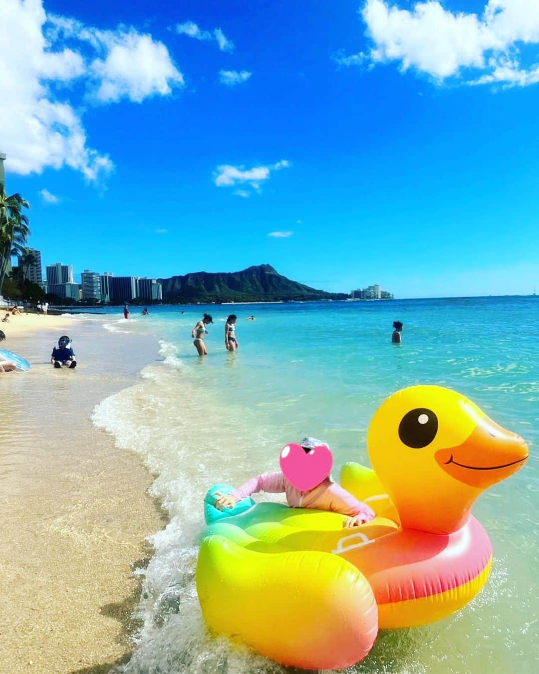 神田うのさんのインスタグラム写真 - (神田うのInstagram)「HAWAIIは晴天続きで気付けば娘も私もこんがりお肌に（笑） シティーガール👗👠👛からアイランドガールに🏖🏄‍♀️🍍なっています🤣（笑）  #hawaii#ハワイ#iland#ilandgirl#ilandgirls#ビーチ#beach#神田うの#unokanda」1月5日 9時16分 - unokandaofficial