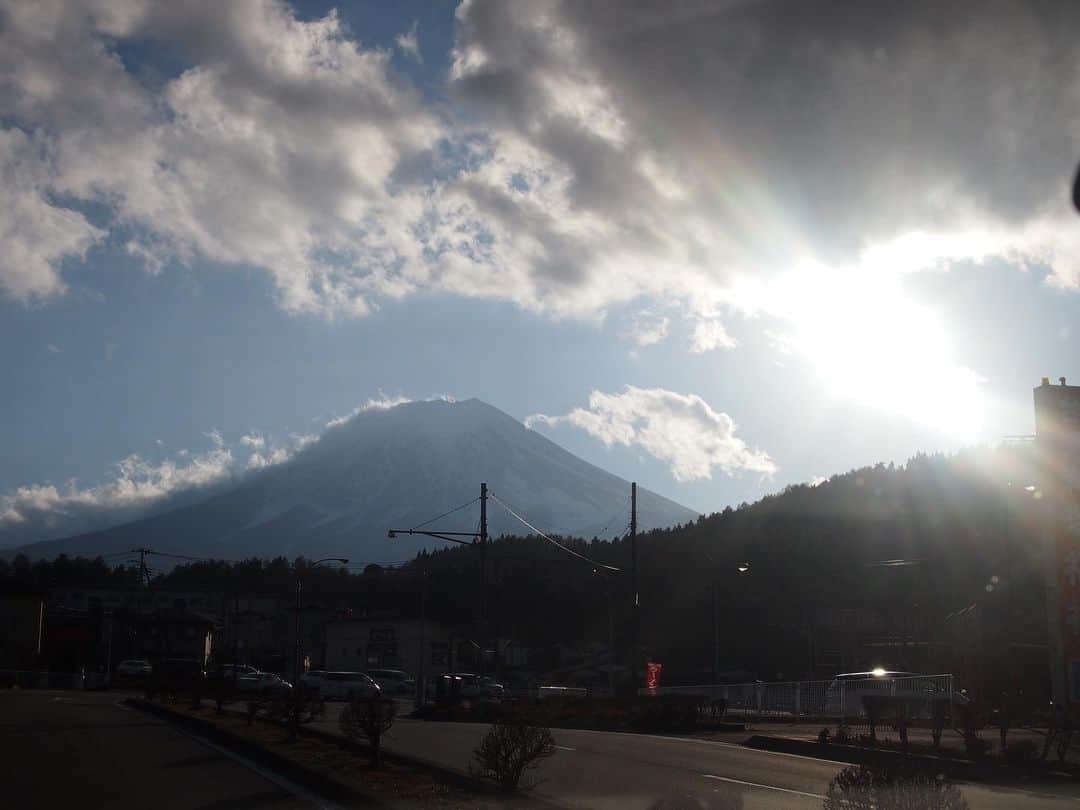 中村ゆりさんのインスタグラム写真 - (中村ゆりInstagram)「年明け、まりさんと富士山の麓のお風呂で初整いしました〜  でーんと大きな富士山、縁起よろし🗻✨♨️  @mari19820108 #３０年友達」1月5日 9時34分 - yurinakamurawoori