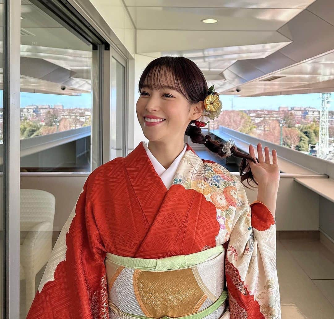 鷲見玲奈さんのインスタグラム写真 - (鷲見玲奈Instagram)「. 今日は中山競馬場でキャプテン渡辺さんとイベントに出ています☺️  ツーショット撮り忘れたので、あとで撮ってもらってきます😂  2人で鏡開きさせてもらえる日が来るなんて、不思議な感じだねって話してました🌷  今年も皆さんの馬券が当たりますように！！  #中山競馬場 #JRA #競馬 #着物 #和服 #和装 #kimono #kimonostyle #きもの円居」1月5日 11時28分 - sumi__reina