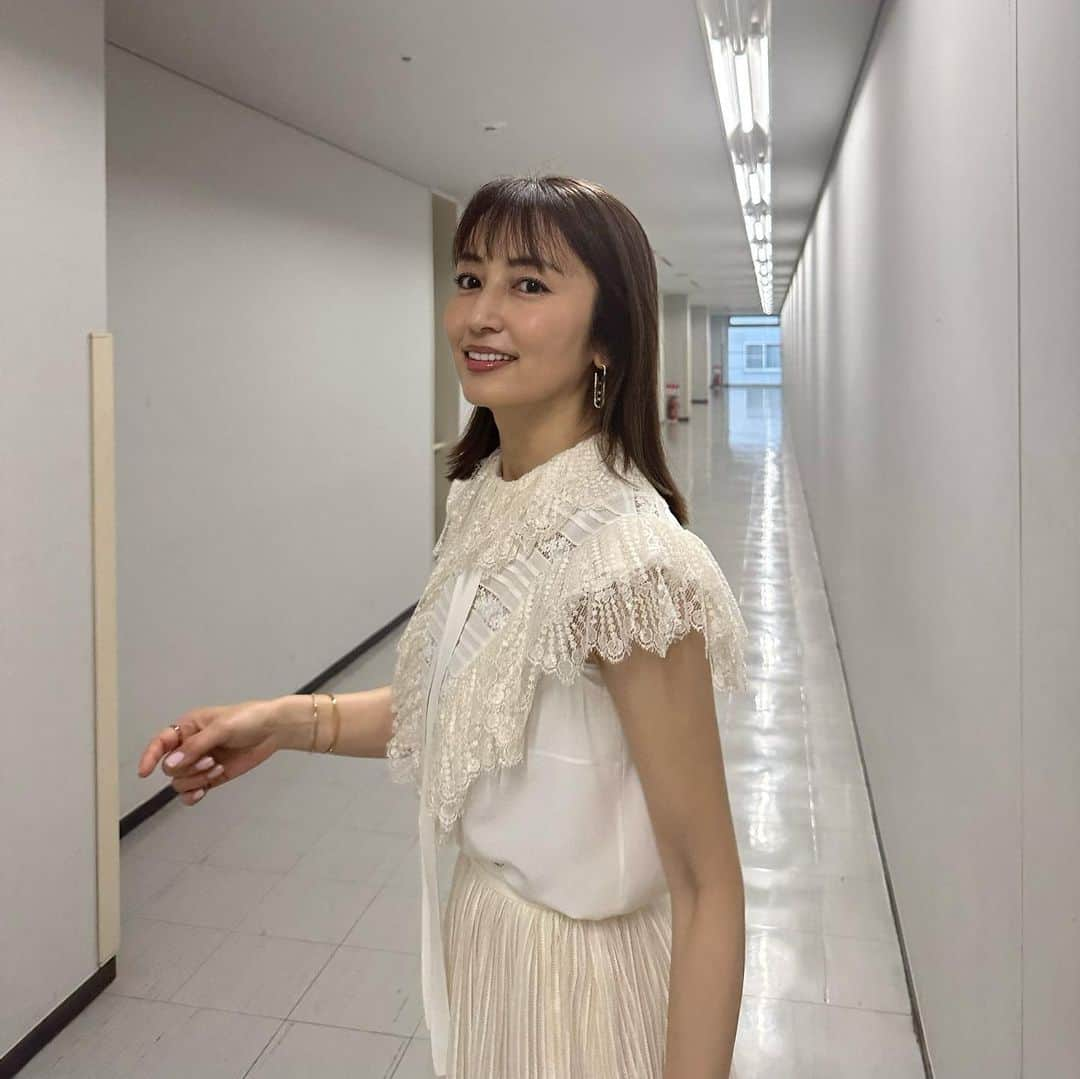 矢田亜希子さんのインスタグラム写真 - (矢田亜希子Instagram)「【オンエア】 2023年1月5日(木)21：00〜22：54 読売テレビ『ダウンタウンDX』 #ダウンタウンdx #25年振りに出演させていただきました#占い#当時19歳だったようです#2023年の運勢 #楽しい#読売テレビ#ドラマ宣伝#しょも恋#しょうもない僕らの恋愛論 @renairon_ytv  #連ドラ#新木曜ドラマ  素敵な衣装で👗👠💎 ブラウス・スカート @akrisofficial ジュエリー @messikajapan  シューズ @jimmychoo」1月5日 14時46分 - akiko_yada