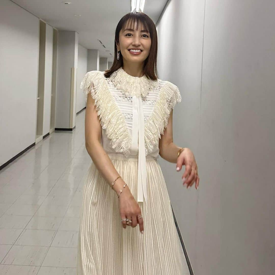 矢田亜希子さんのインスタグラム写真 - (矢田亜希子Instagram)「【オンエア】 2023年1月5日(木)21：00〜22：54 読売テレビ『ダウンタウンDX』 #ダウンタウンdx #25年振りに出演させていただきました#占い#当時19歳だったようです#2023年の運勢 #楽しい#読売テレビ#ドラマ宣伝#しょも恋#しょうもない僕らの恋愛論 @renairon_ytv  #連ドラ#新木曜ドラマ  素敵な衣装で👗👠💎 ブラウス・スカート @akrisofficial ジュエリー @messikajapan  シューズ @jimmychoo」1月5日 14時46分 - akiko_yada