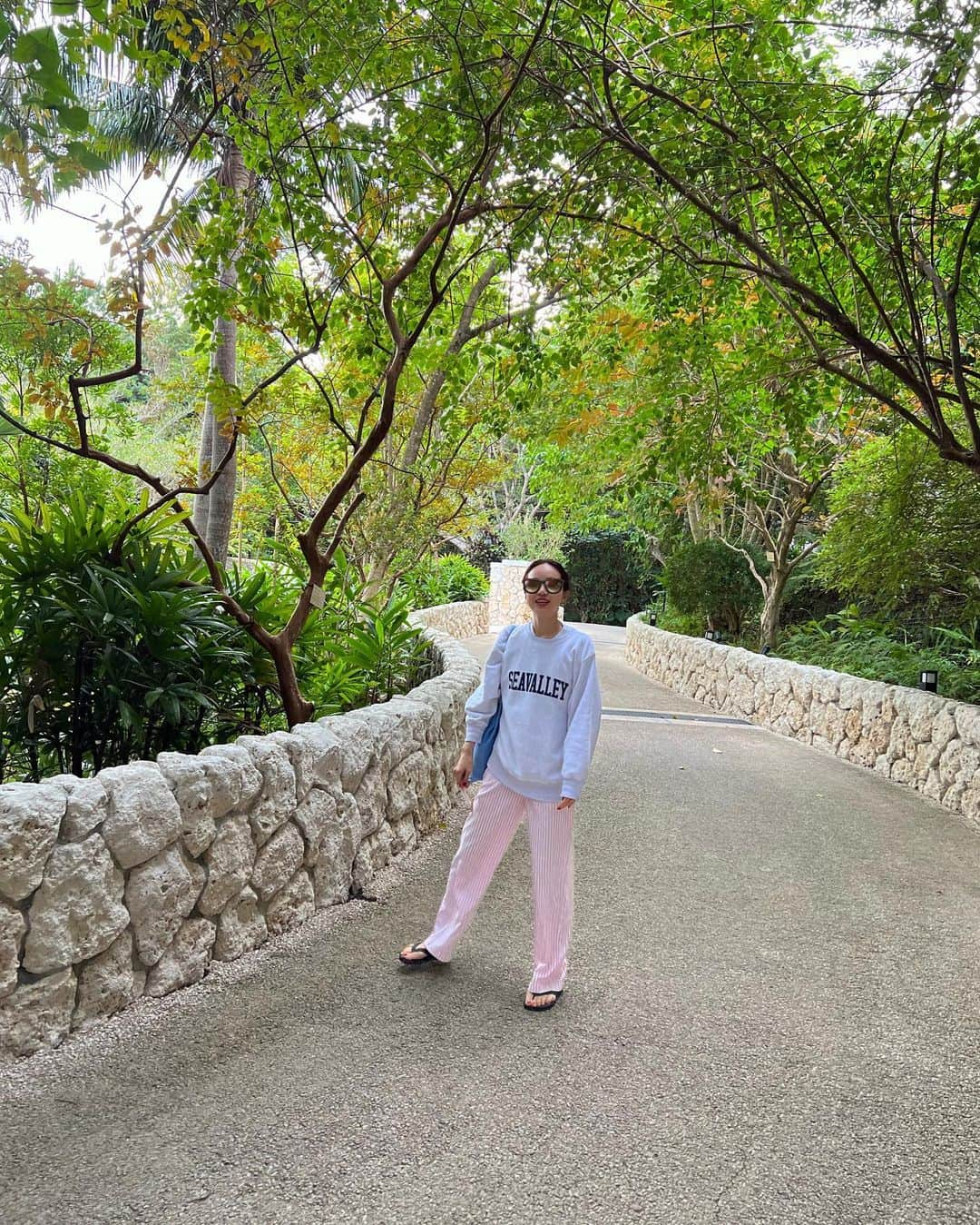 春名亜美さんのインスタグラム写真 - (春名亜美Instagram)「近々沖縄旅行を計画されている方が多いようで、とにかく服装の相談のDMを沢山頂いているので、私の意見を残しておきますね📝  気温は毎日17〜19度くらいですが、風が強くてけっこう寒いと感じることが私は多いです。  なので、Tシャツや、息子達には半袖ショーパンのセットアップを沢山持ってきてましたが、今のところほぼ出番なしです。  私が1番着てるのが、写真1枚目のスエット。 風強めだったり、夜は、これにウールのストール巻いてます🧣  ウールのストールは、息子達が「寒い」と言えばすぐに巻いてあげれるから、毎日欠かさずBAGに入れてます🧣  あとは長袖シャツワンピとかだと、インナーにヒートテック(寒がりなひとはレギンスもオススメ)着れば、温度調節しやすいからいいかなと思います。  子供達は走り回ったりするとすぐに汗をかくから、昼間はTシャツに写真2枚目のような薄手の羽織りを着せてます。 むしろこの羽織りばかり着せてる😂  なので息子達にもスエットを数枚持ってきたらよかったなーと後悔。  足元はビーサンやサンダルでいけてます🩴  参考になりましたでしょうか😅  結論、この時期の沖縄は、 半袖、ロンT、羽織り、スエットを持ってきたいから、どこに行くより、いちばん荷物が嵩む気がする😇  #冬の沖縄 #冬の沖縄旅行 #沖縄旅行」1月5日 15時15分 - amiharunaami