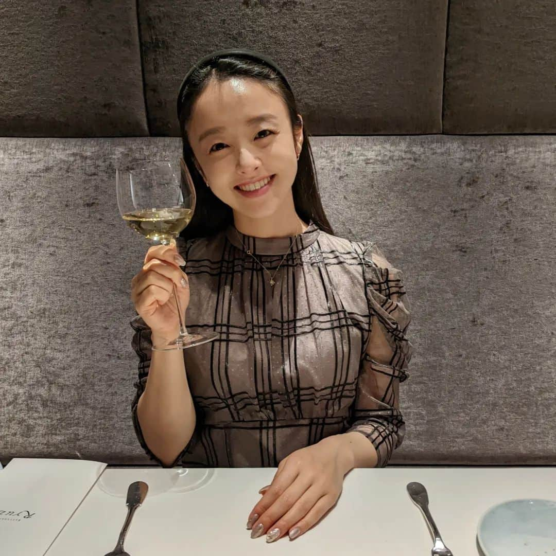 米澤かおりさんのインスタグラム写真 - (米澤かおりInstagram)「. おめかししておすまし🍷  一年のご褒美に 素敵なフレンチを頂きました🍽️  今年も健康に、 おいしいお酒をたくさん飲めますように✨  #ご褒美 #ディナー #幸せ  #セントフォース #centforce #米澤かおり」1月5日 16時28分 - kaoriina67