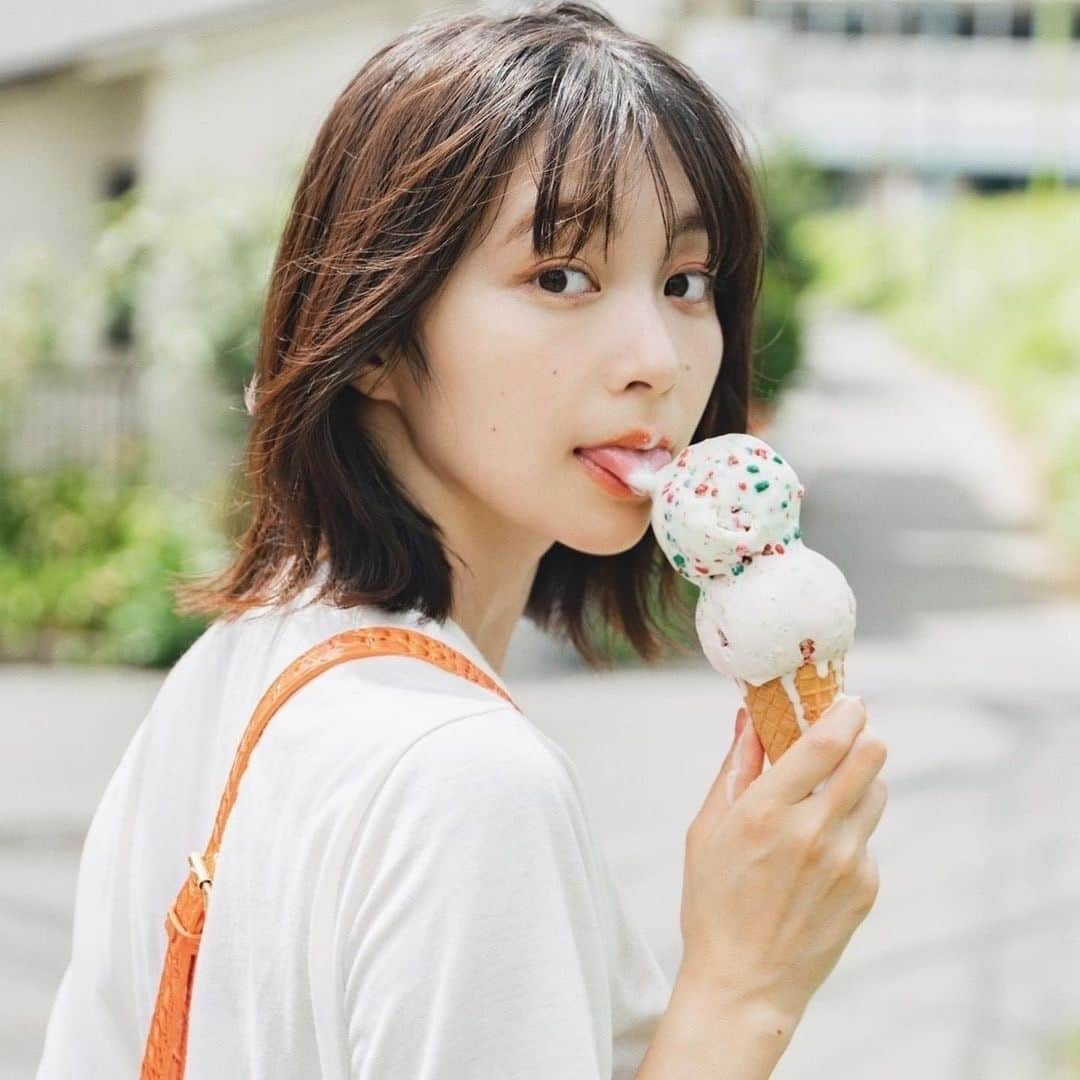 美女naviさんのインスタグラム写真 - (美女naviInstagram)「【美女navi ☻*】アイス🍨🤍 * * 今回ご紹介させていただく方は❤️ 花柳のぞみ さん ▶️▷ @nozomihanayagi_ * * # Repost . . アイスチャレンジ👻 . . 花柳のぞみ さん のアカウントには 他にも素敵な投稿が(*´﹀`) ぜひ覗いてみてくださいね🧡 * * 美女navi掲載希望の方は⇒ @bijo_navi ❤️と # 美女ナビ , # 美女navi タグ付け * 10代限定姉妹アカウント 美少女navi掲載希望の方は⇒ @bishojo_navi 💛と # ビショウジョナビ タグ付け * お願いします✨✨ * * 次回もお楽しみに...😍 * * #甘党 #甘党女子 #スイーツ女子 #スイーツ好き #横顔美人 #ボブヘア #ボブ #ストレートヘア #さらさらヘアー #黒髪 #黒髪女子 #ナチュラルメイク #大人メイク #tシャツコーデ #お出かけコーデ #お散歩日和 #お散歩コーデ #シースルー前髪 #シースルーバング #カジュアルファッション #おしゃれ女子 #おしゃれ好き #メイク #笑顔」1月5日 18時00分 - bijo_navi