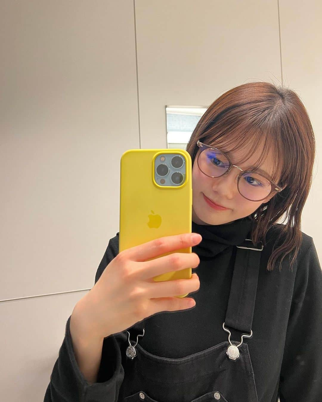 川口葵さんのインスタグラム写真 - (川口葵Instagram)「.  珍しメガネショット🥸👓 今年初オーバーオール！  #あおいのふく」1月5日 19時37分 - kawaguchiaoi_1126