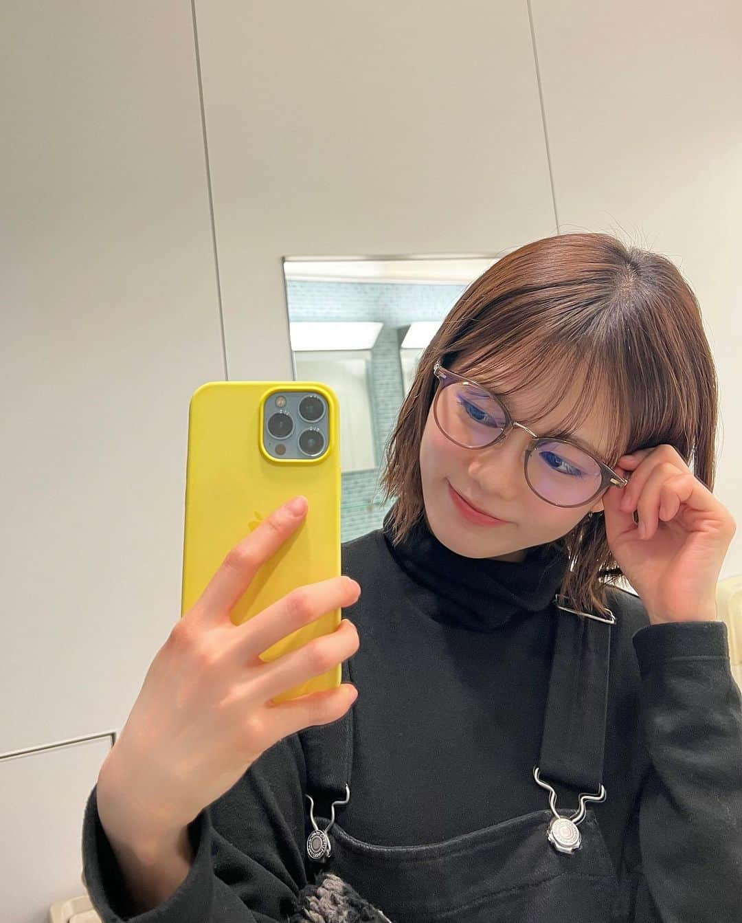 川口葵さんのインスタグラム写真 - (川口葵Instagram)「.  珍しメガネショット🥸👓 今年初オーバーオール！  #あおいのふく」1月5日 19時37分 - kawaguchiaoi_1126