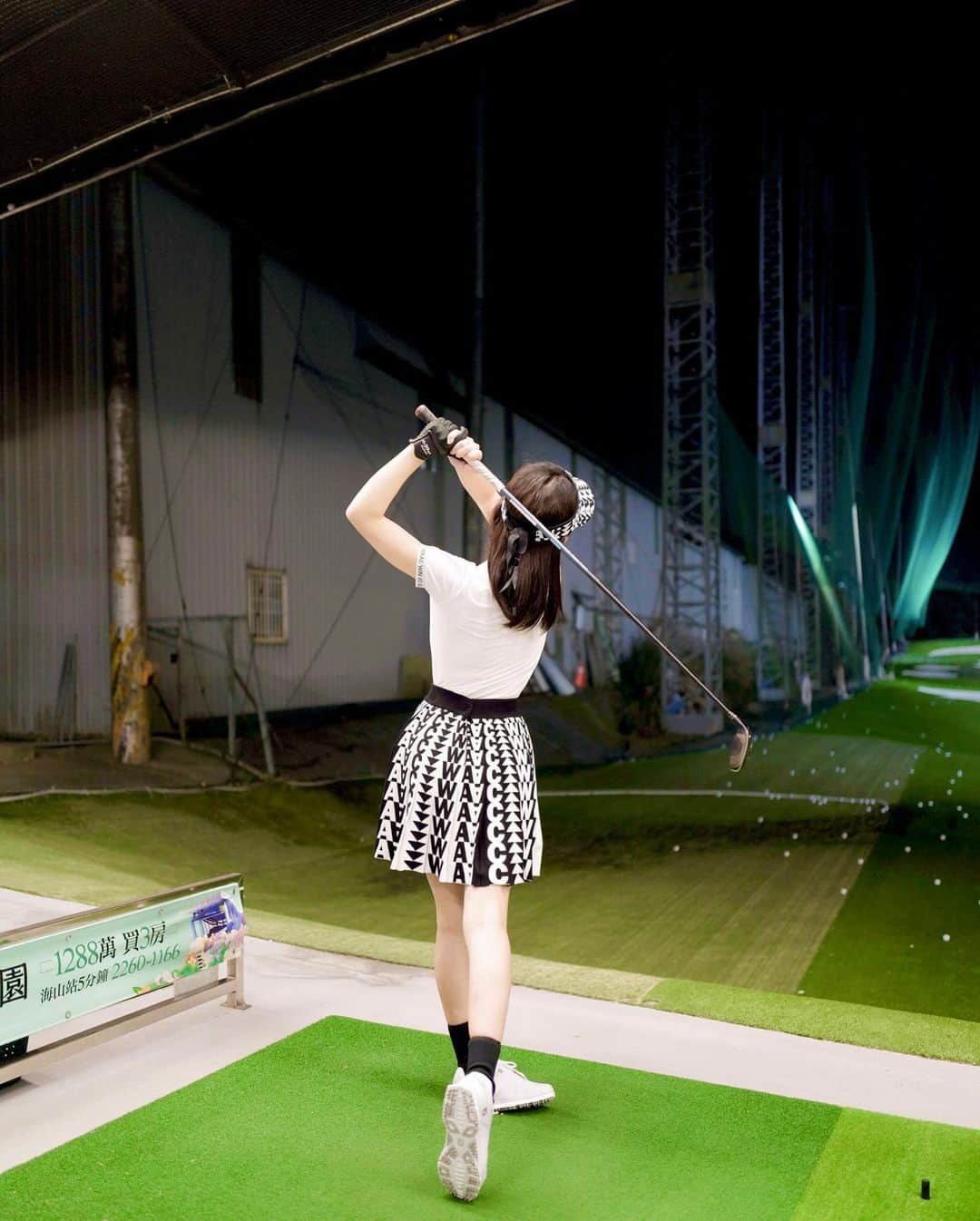 蔡瑞雪（Ruixue Tsai）さんのインスタグラム写真 - (蔡瑞雪（Ruixue Tsai）Instagram)「初學者學習高爾夫真的好難～🙈 但有好看的服裝就會更有動力(⁎⁍̴̛ᴗ⁍̴̛⁎) @waacgolf 韓國高爾夫品牌 上面的小惡魔很像調皮搗蛋的我😈 運動兼時尚 穿的好舒服😌  - 學習高爾夫讓我更有耐心，越能夠集中注意力🫶🏻 謝謝教練 @uuu_ukii   @waac_taiwan  @ashgolftw」1月5日 19時38分 - snowbabyq