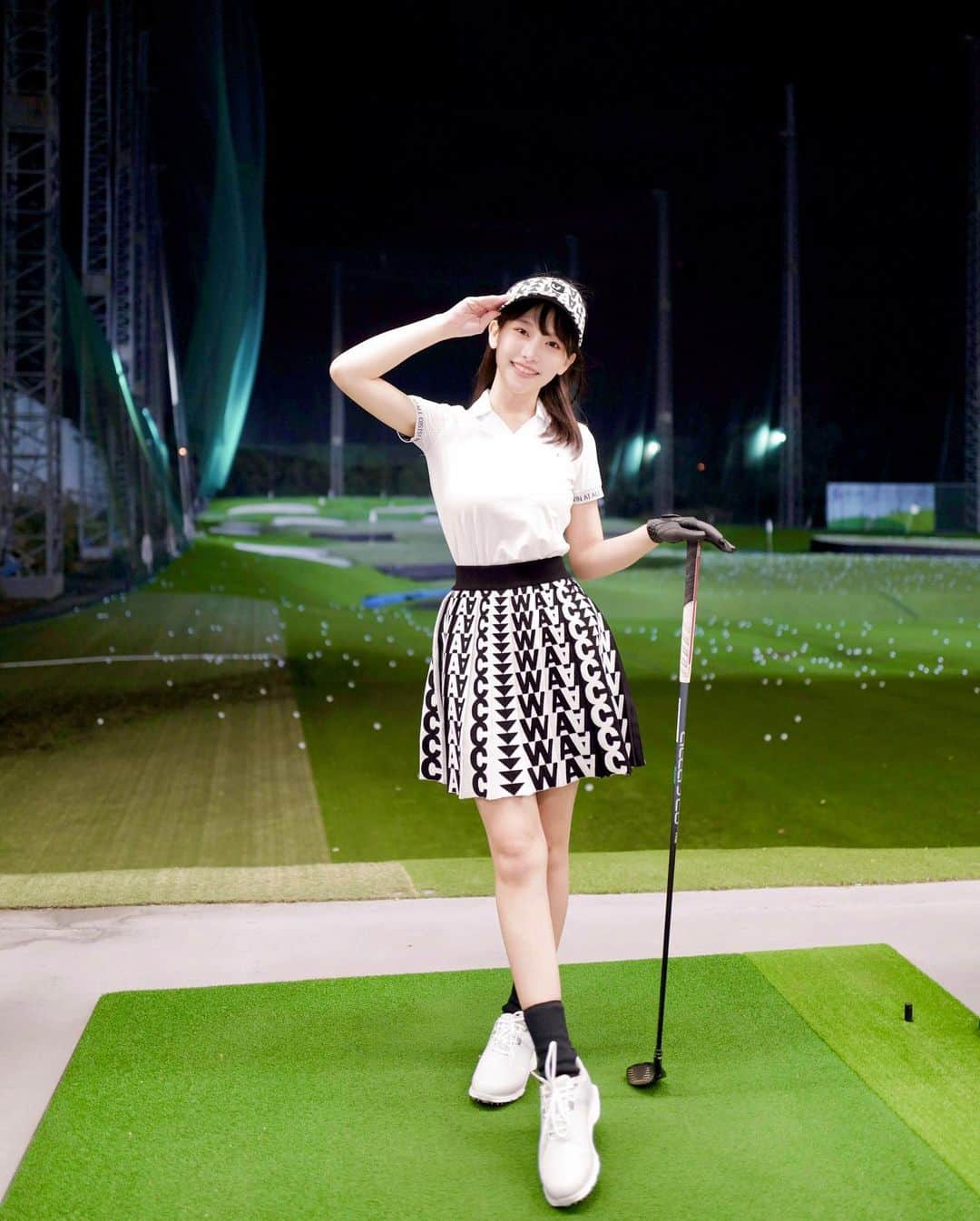 蔡瑞雪（Ruixue Tsai）さんのインスタグラム写真 - (蔡瑞雪（Ruixue Tsai）Instagram)「初學者學習高爾夫真的好難～🙈 但有好看的服裝就會更有動力(⁎⁍̴̛ᴗ⁍̴̛⁎) @waacgolf 韓國高爾夫品牌 上面的小惡魔很像調皮搗蛋的我😈 運動兼時尚 穿的好舒服😌  - 學習高爾夫讓我更有耐心，越能夠集中注意力🫶🏻 謝謝教練 @uuu_ukii   @waac_taiwan  @ashgolftw」1月5日 19時38分 - snowbabyq