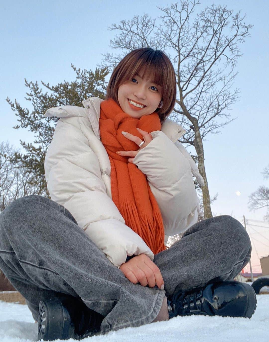 小坂田純奈さんのインスタグラム写真 - (小坂田純奈Instagram)「雪に座って撮ってみた☃️  今日鳥取神社に初詣ひとりで行ってきたんだけど、ガチで寒すぎた(笑) お尻も手もキンキン🫠  #釧路 #釧路市 #釧路観光 #釧路鳥取神社 #鳥取神社 #ショート女子 #雪国コーデ #道産子」1月5日 21時09分 - official_junata