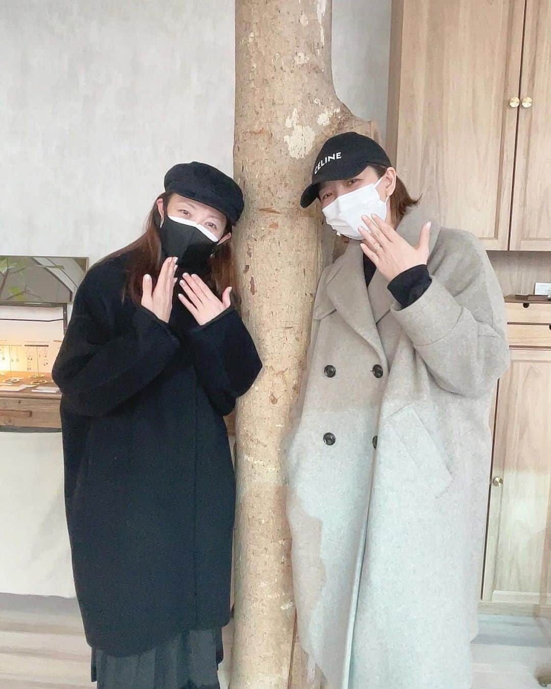 瀬奈じゅんさんのインスタグラム写真 - (瀬奈じゅんInstagram)「⁡ ⁡ 彩乃先輩 @kanamiayano.official と、天才 @rie_vn のネイルサロンへ。 ⁡ 私はシンプルクリアネイルにしましたが、先輩は上品なキラキラネイルにされていました。 やっぱりセンスが良くて丁寧なのに手際がいい……流石天才！！ 私は天才にネイルして頂くと、１か月は余裕で持ちます。 ⁡ そして天才が魂込めて作り上げた「お湯で落とせる一日だけのマニキュア」、日比谷ミッドタウンでのPOP UP好評につき、なんと！常設される事になったとの事。 おめでとう！！ ⁡ 私も爪のトラブルによりジェルネイルが出来なくなってしまった友人にプレゼントしました。 ⁡ 天才……これからの更なる飛躍、応援してます！！ ⁡ ⁡ #ネイル #nanaネイル #水性ネイル #日比谷ミッドタウン #おめでとう ‼︎ #ずっとよろしく ‼︎」1月5日 23時24分 - junsena_official