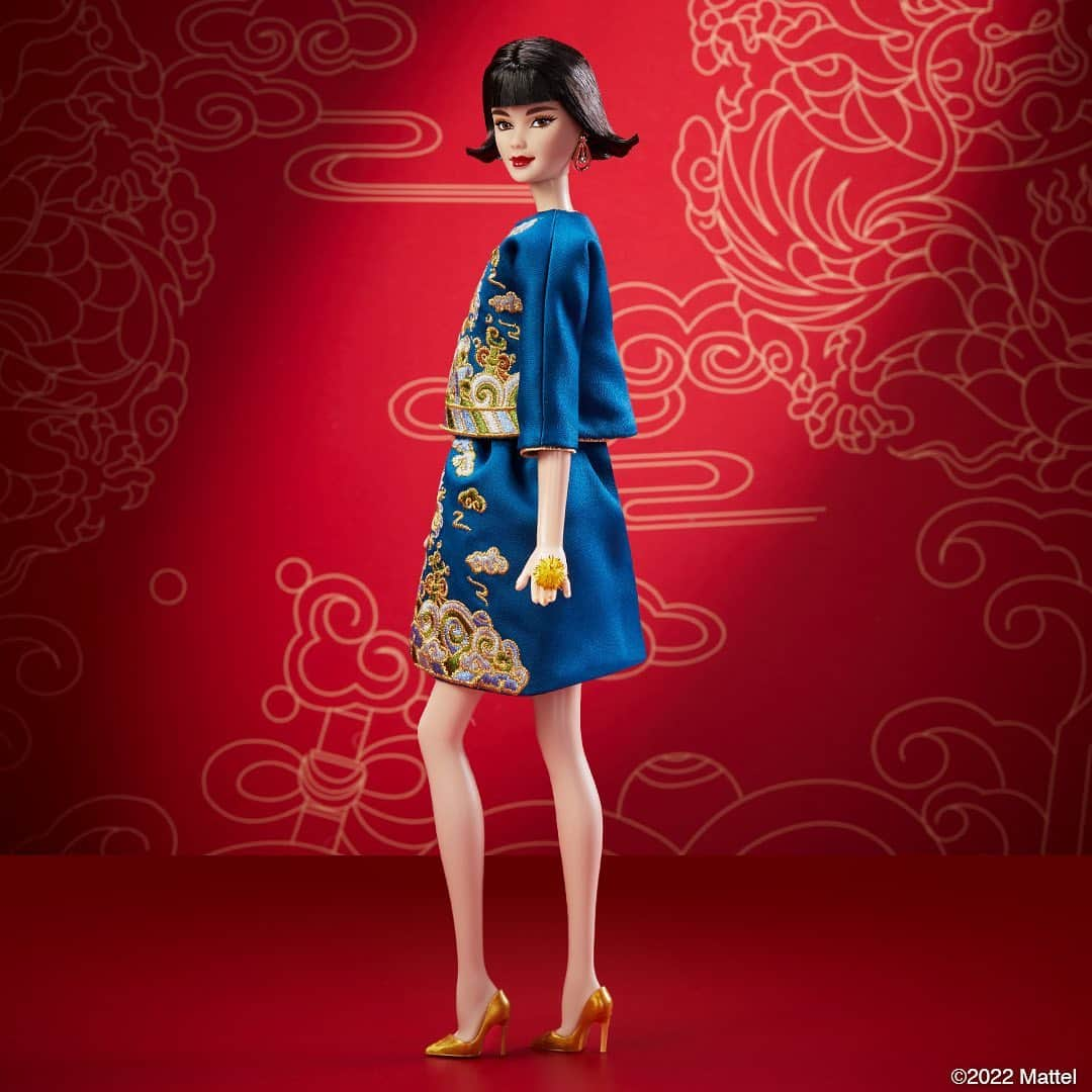 バービーさんのインスタグラム写真 - (バービーInstagram)「Designed in a shade of royal Chinese blue and embroidered with dragons and earthly elements, @guopei’s latest look for Barbie tells a story of rich cultural symbolism, bringing luck, strength, longevity and prosperity to the upcoming #LunarNewYear. Link in bio to shop the Guo Pei Lunar New Year Barbie doll. 💙#barbie #barbiestyle」1月6日 1時00分 - barbiestyle